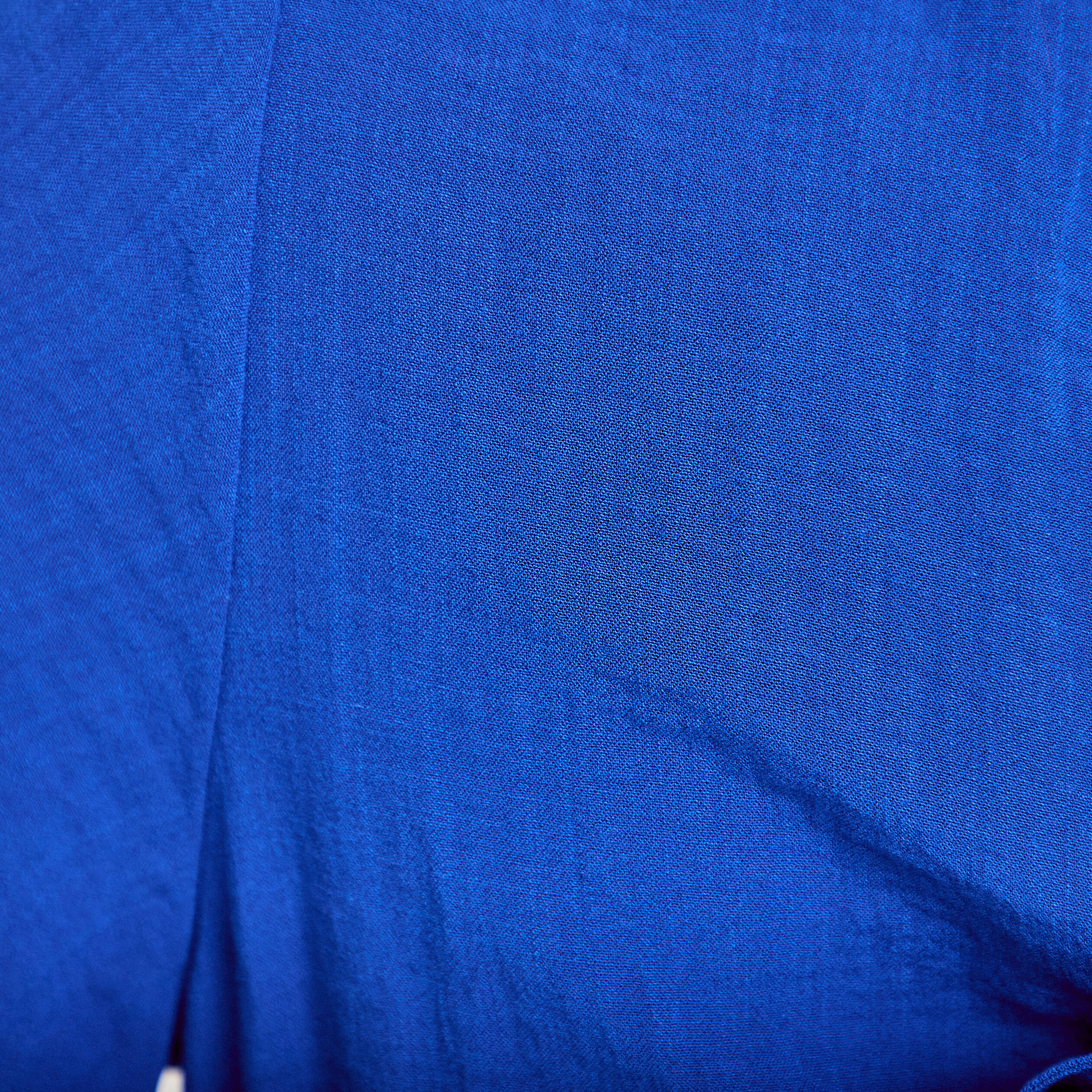 Robe &eacute;vas&eacute;e col v bleu electrique femme