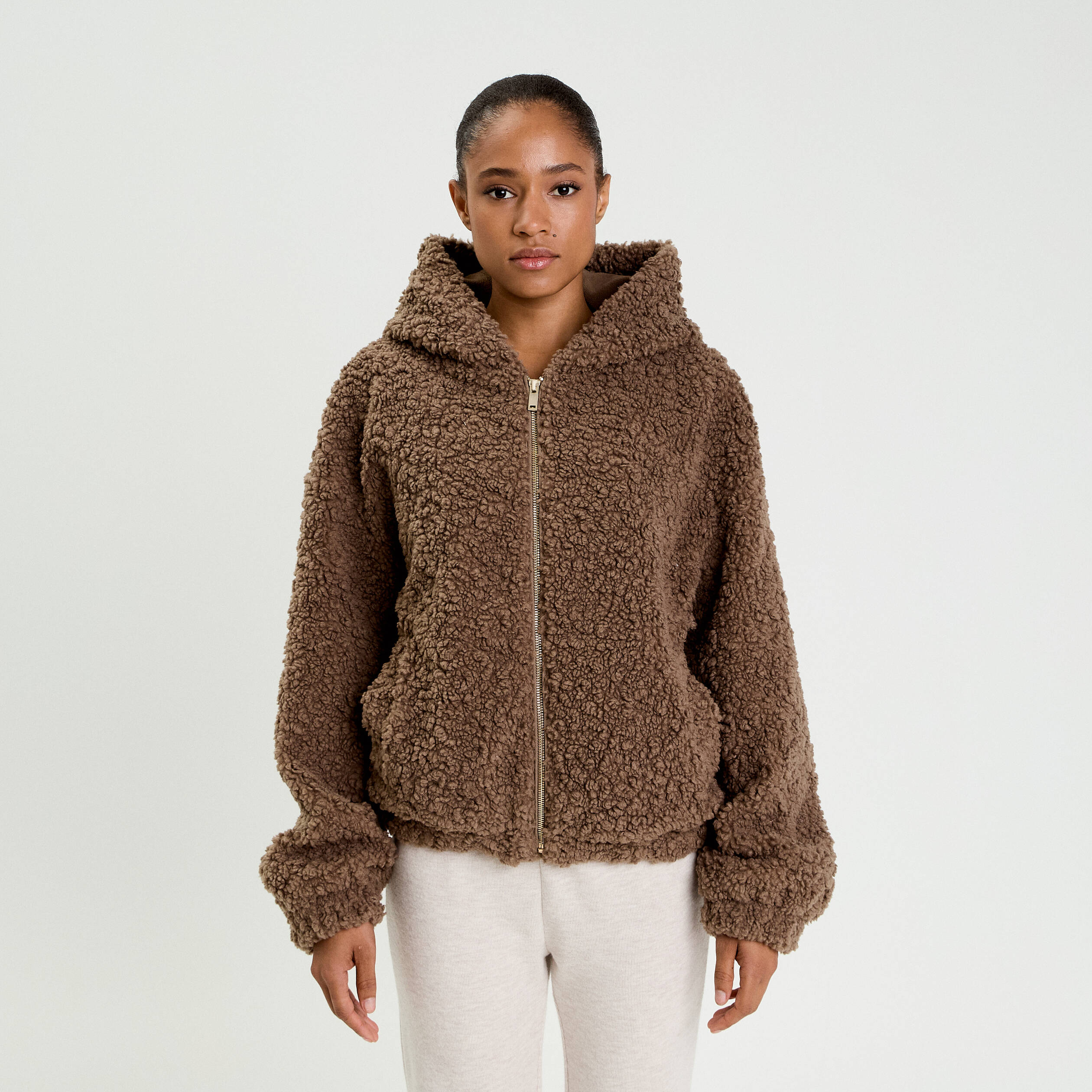 Veste bas resserr&eacute; &agrave; capuche marron femme
