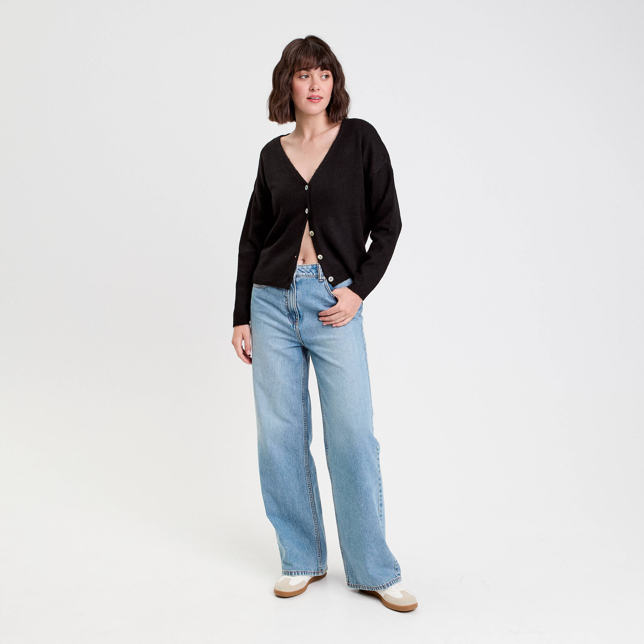 Gilet boutonn&eacute; avec col en V noir femme