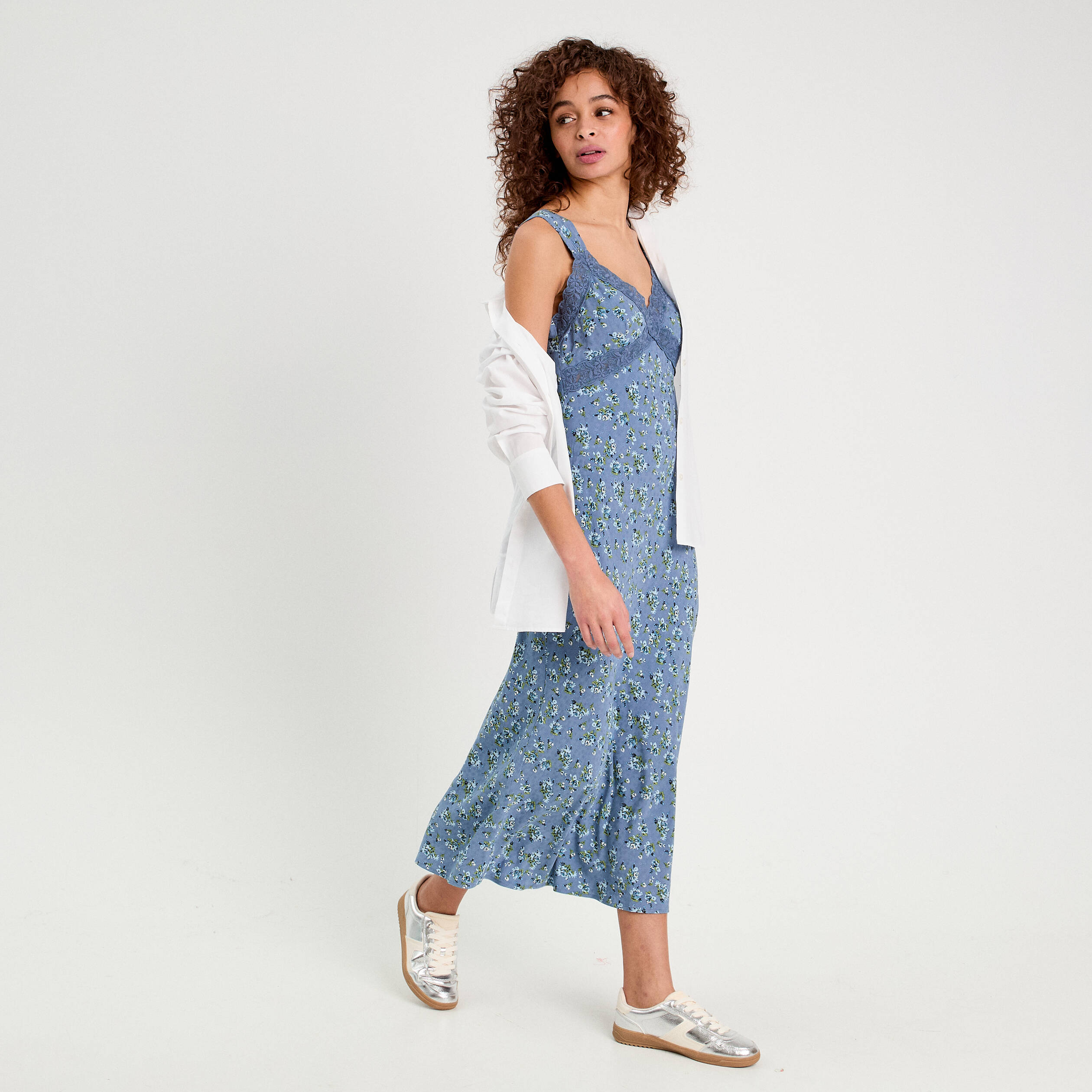 robe longue evasee dentelle bleu fonce femme Robe longue évasée dentelle bleu foncé femme