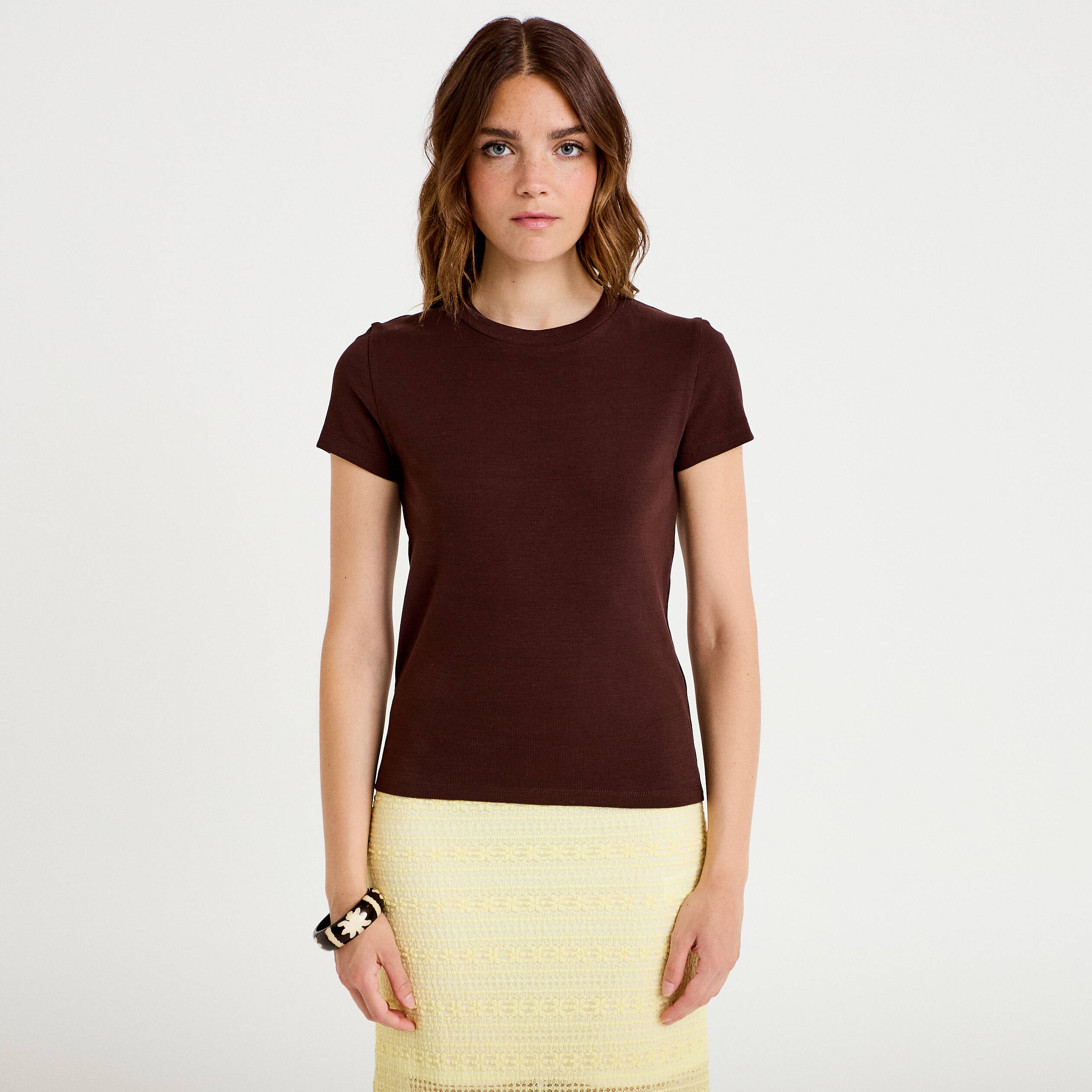 T-shirt c&ocirc;tel&eacute; ajust&eacute; manches courtes marron fonc&eacute; femme