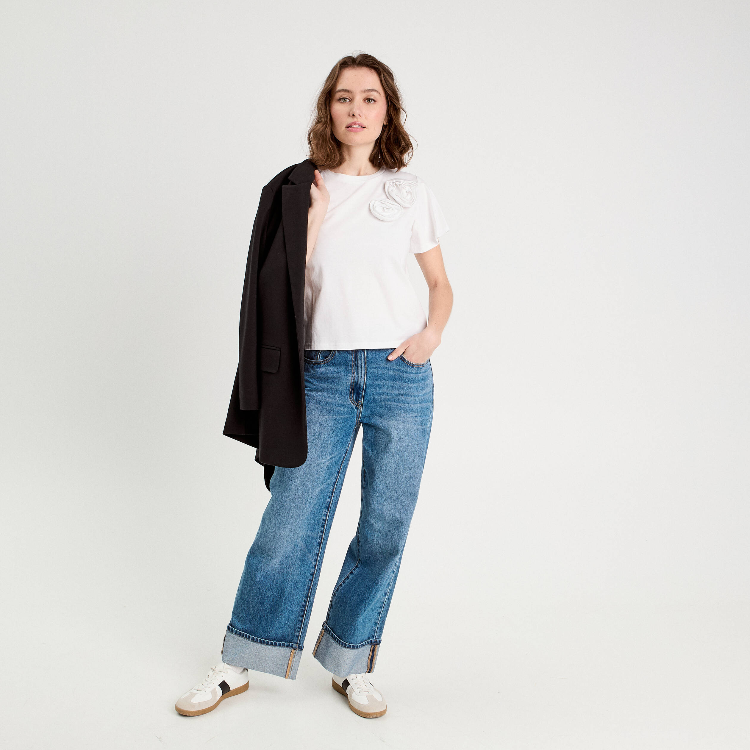 T-shirt d&eacute;tails fleurs blanc femme