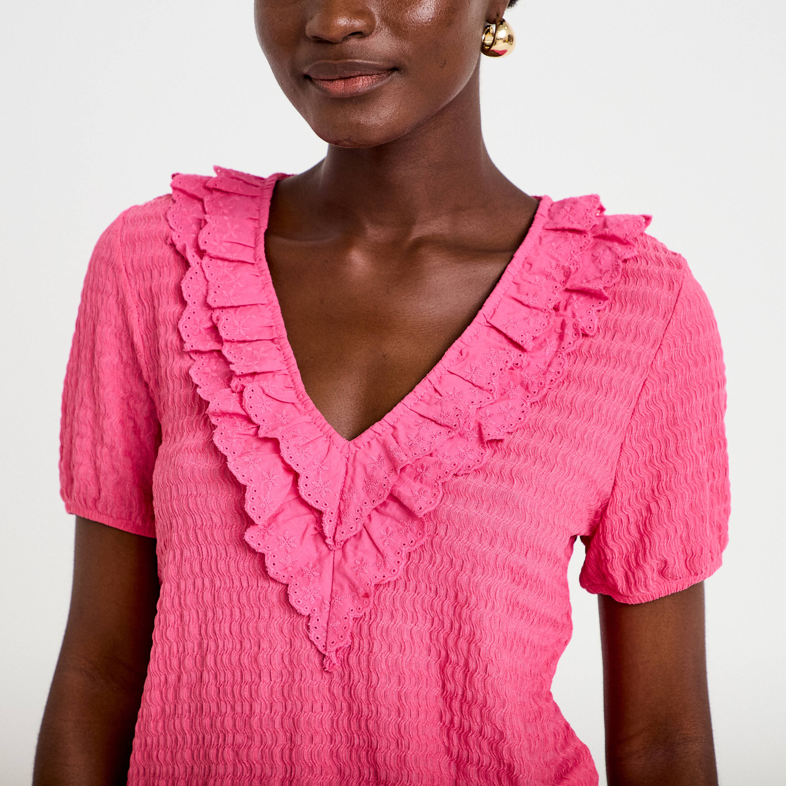 Blouse pliss&eacute;e col v manches courtes rose fushia femme
