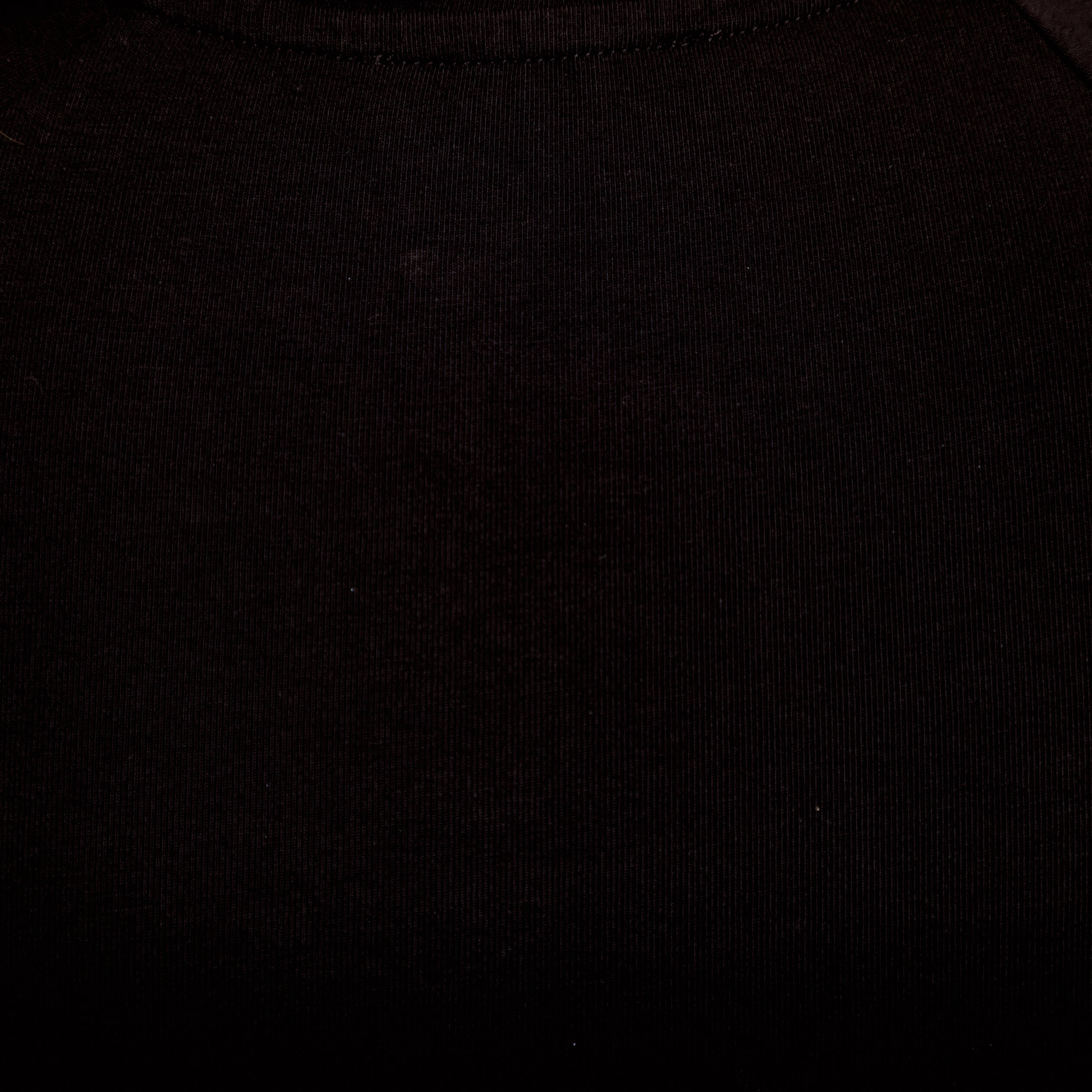 T-shirt ajust&eacute; court col rond noir femme