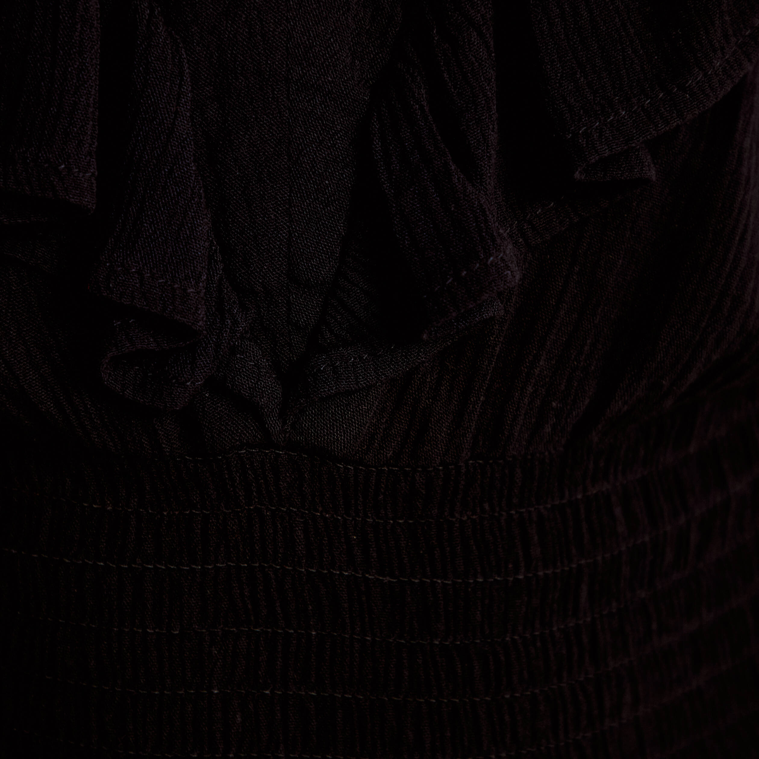 Blouse cintr&eacute;e cropped sans manches noir femme