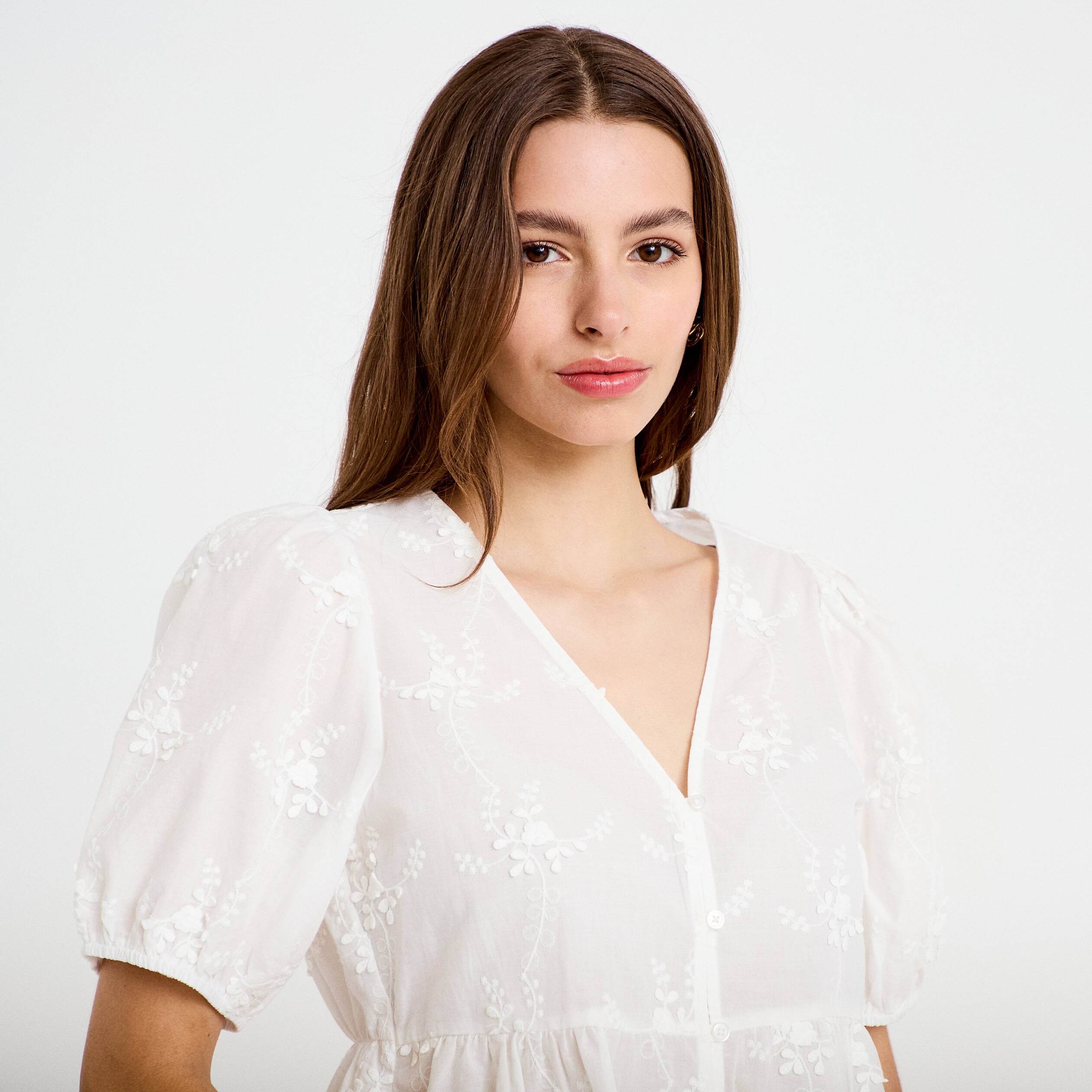 Blouse col v manches courtes brod&eacute;e ecru femme