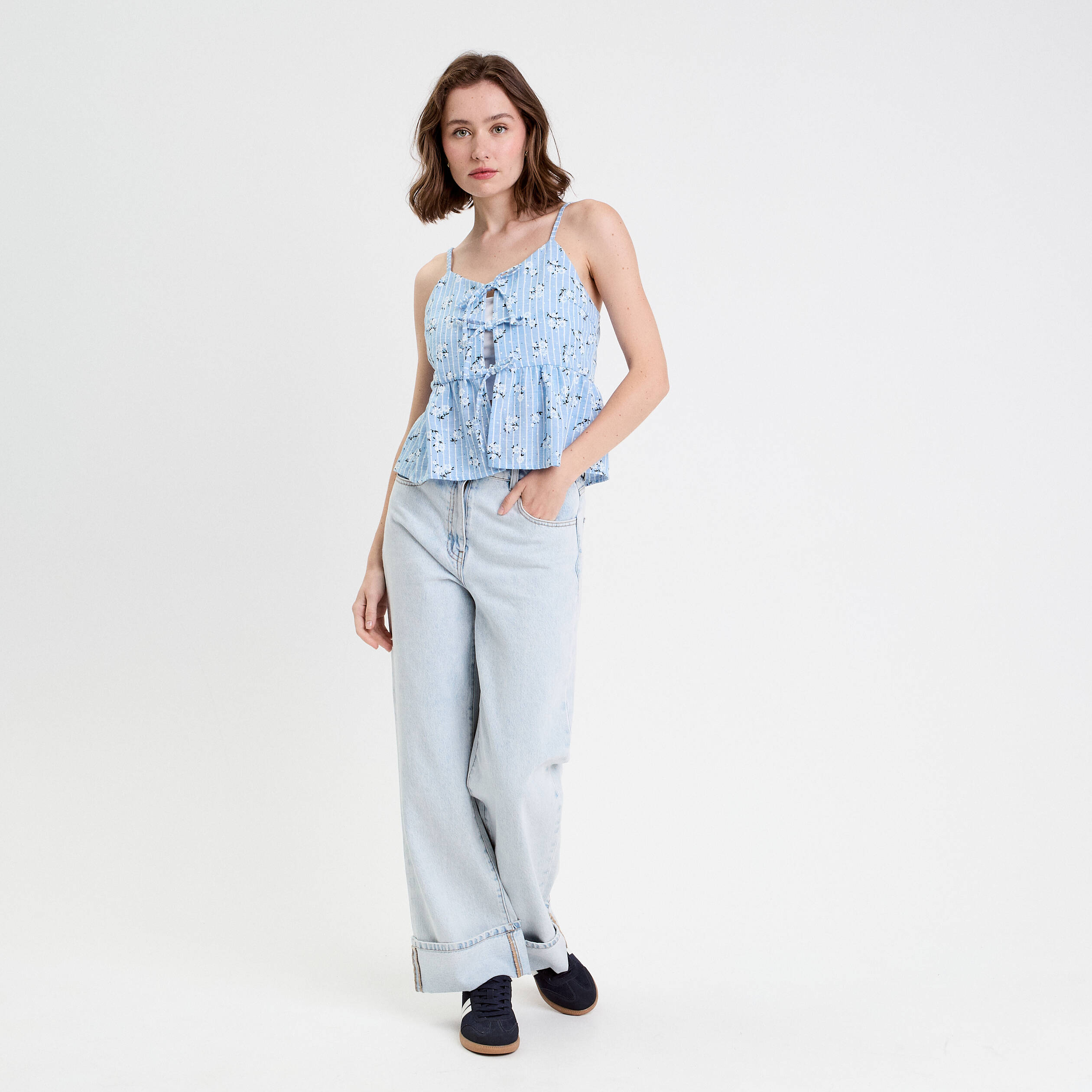top ajuste cropped col v bretelles bleu ciel femme Top ajusté cropped col v bretelles bleu ciel femme