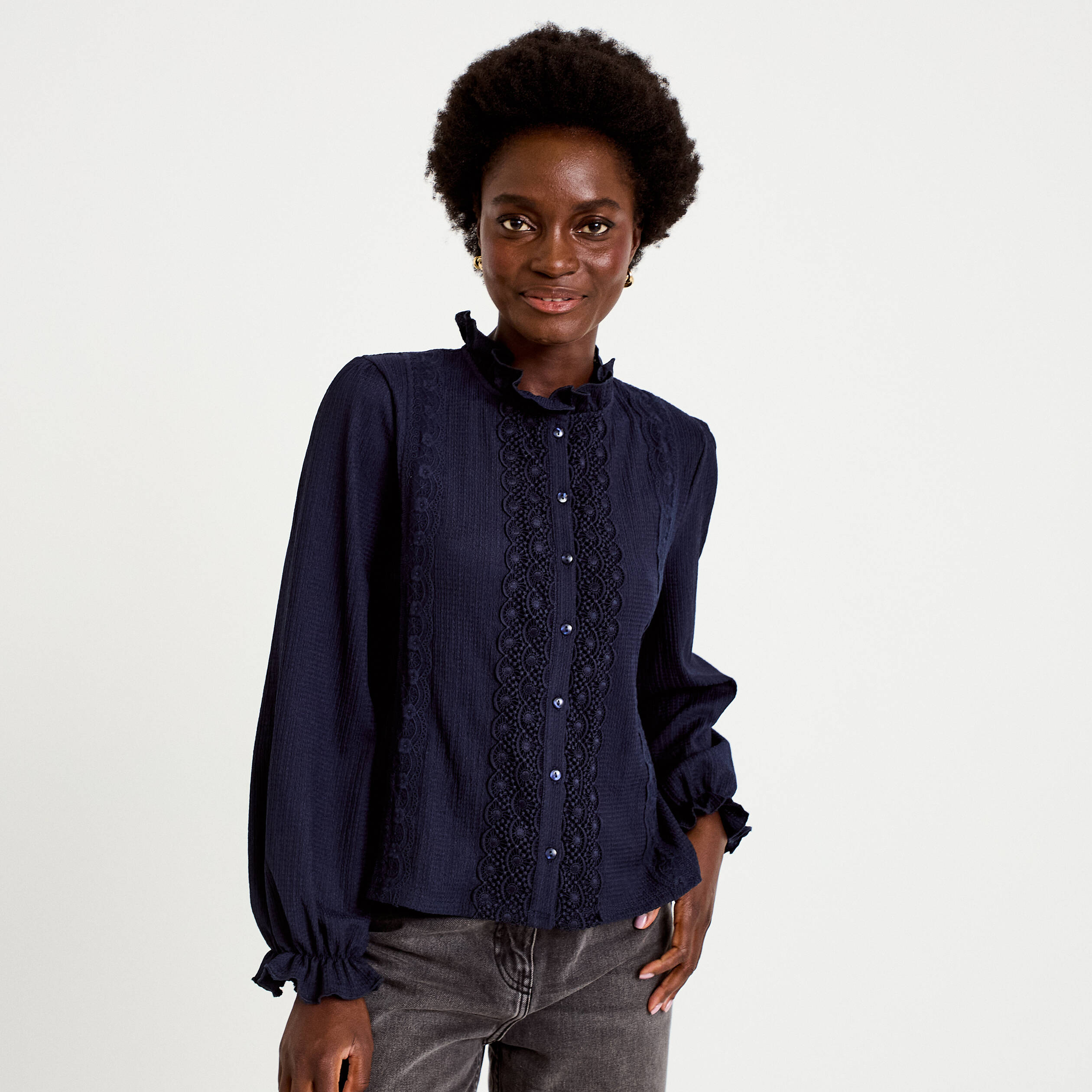 Blouse droite col montant dentelle bleu marine femme