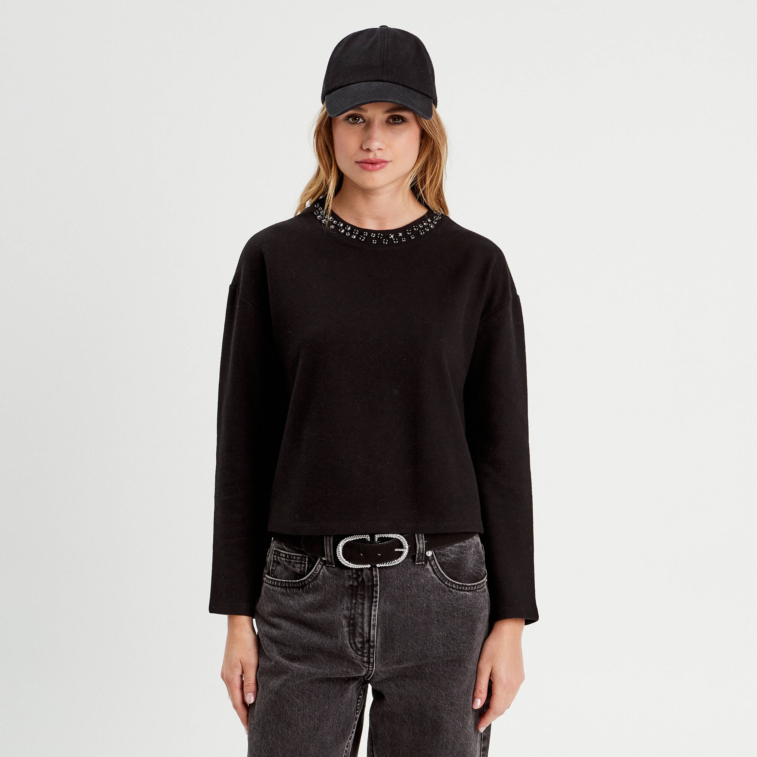 T-shirt col d&eacute;tails bijoux noir femme