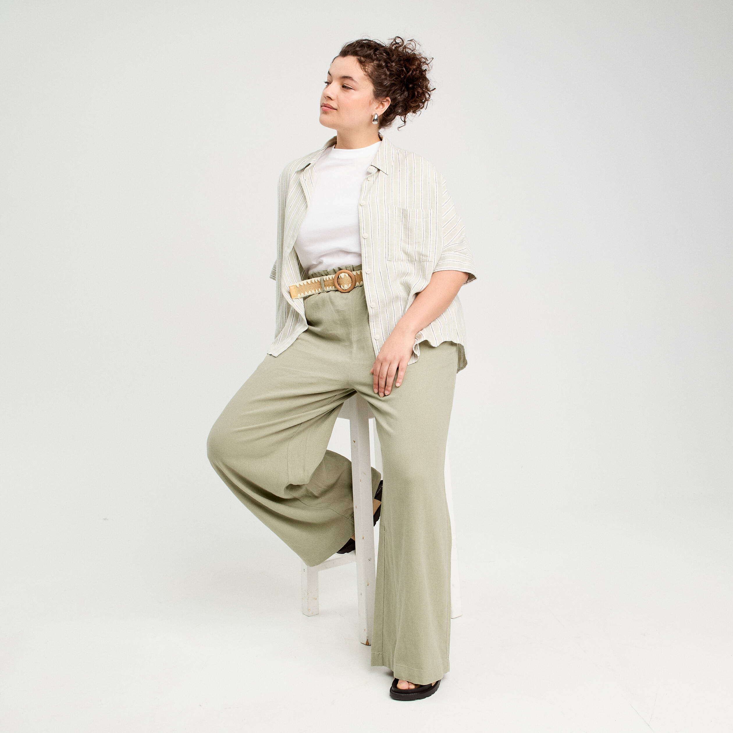 Pantalon large ceintur&eacute; contenant du lin vert kaki femme
