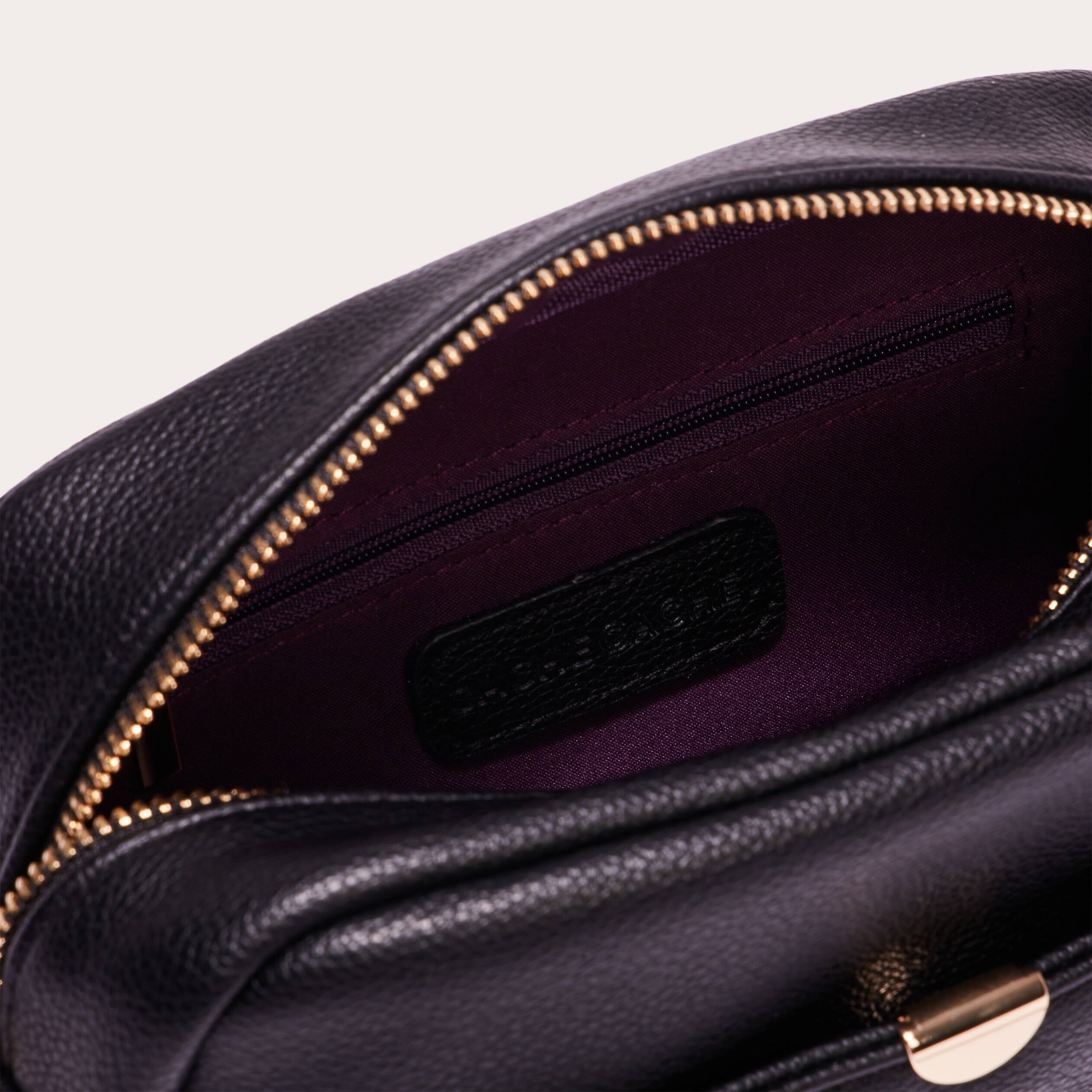 Sac bandouli&egrave;re carr&eacute; noir femme