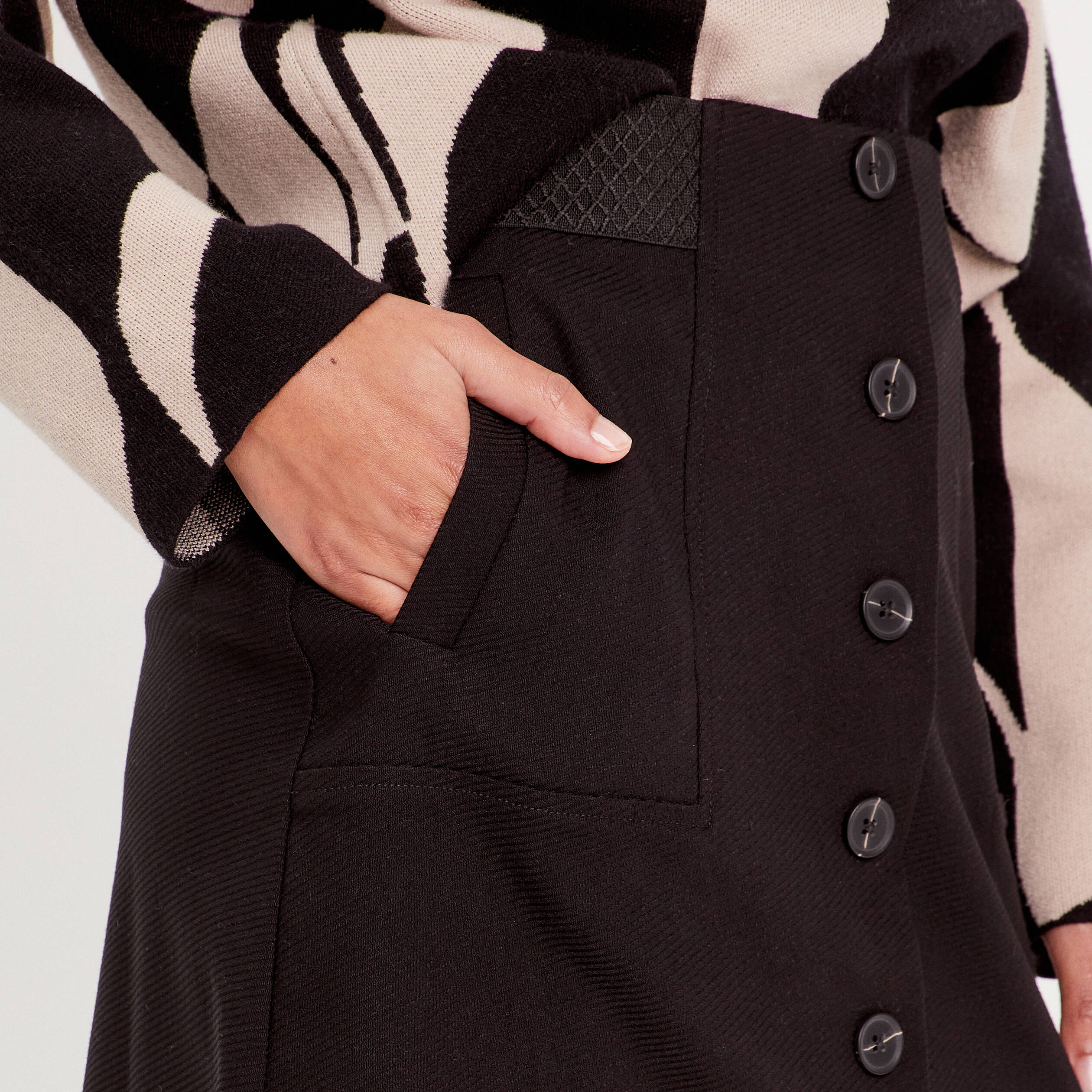 Jupe droite boutonn&eacute;e noir femme