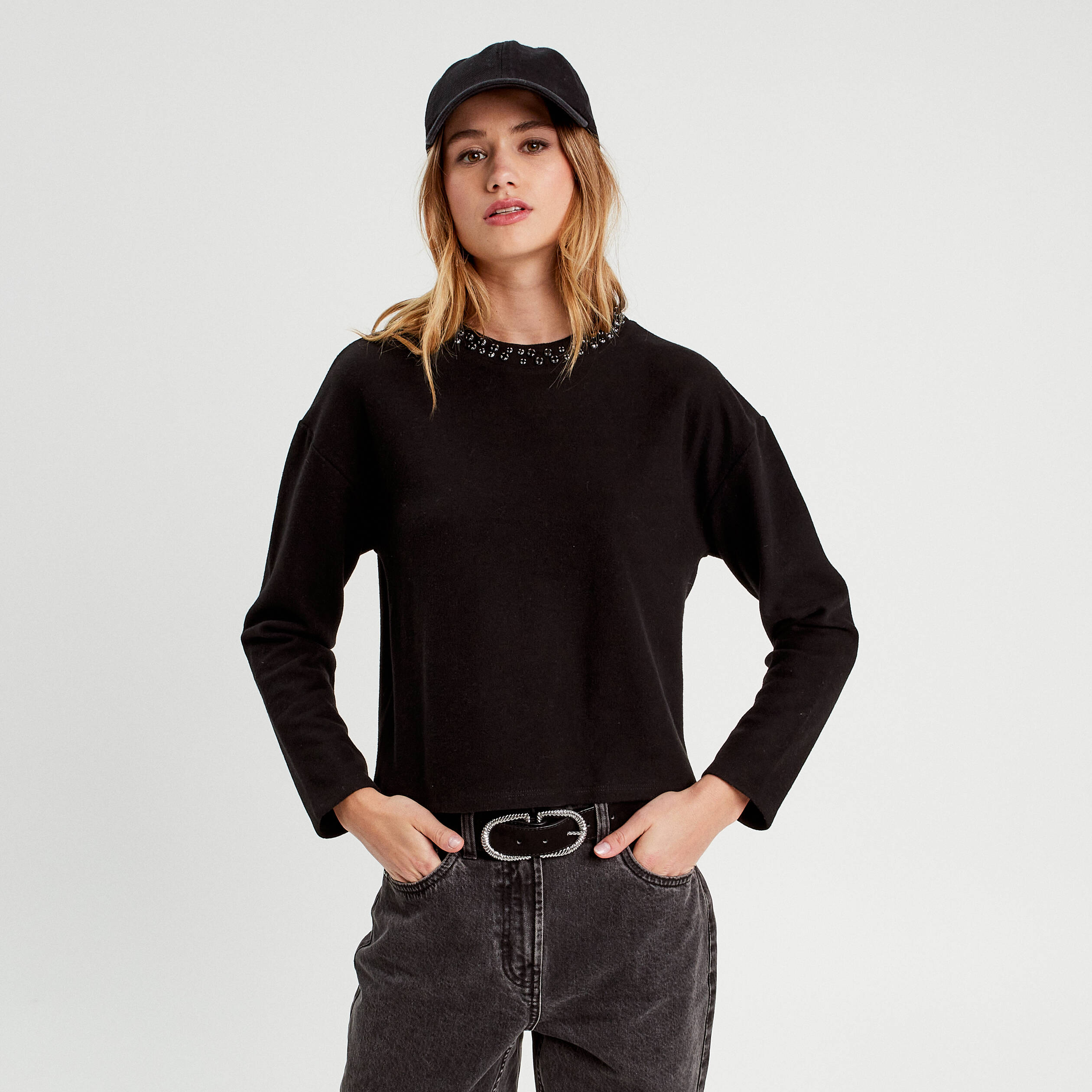 T-shirt col d&eacute;tails bijoux noir femme