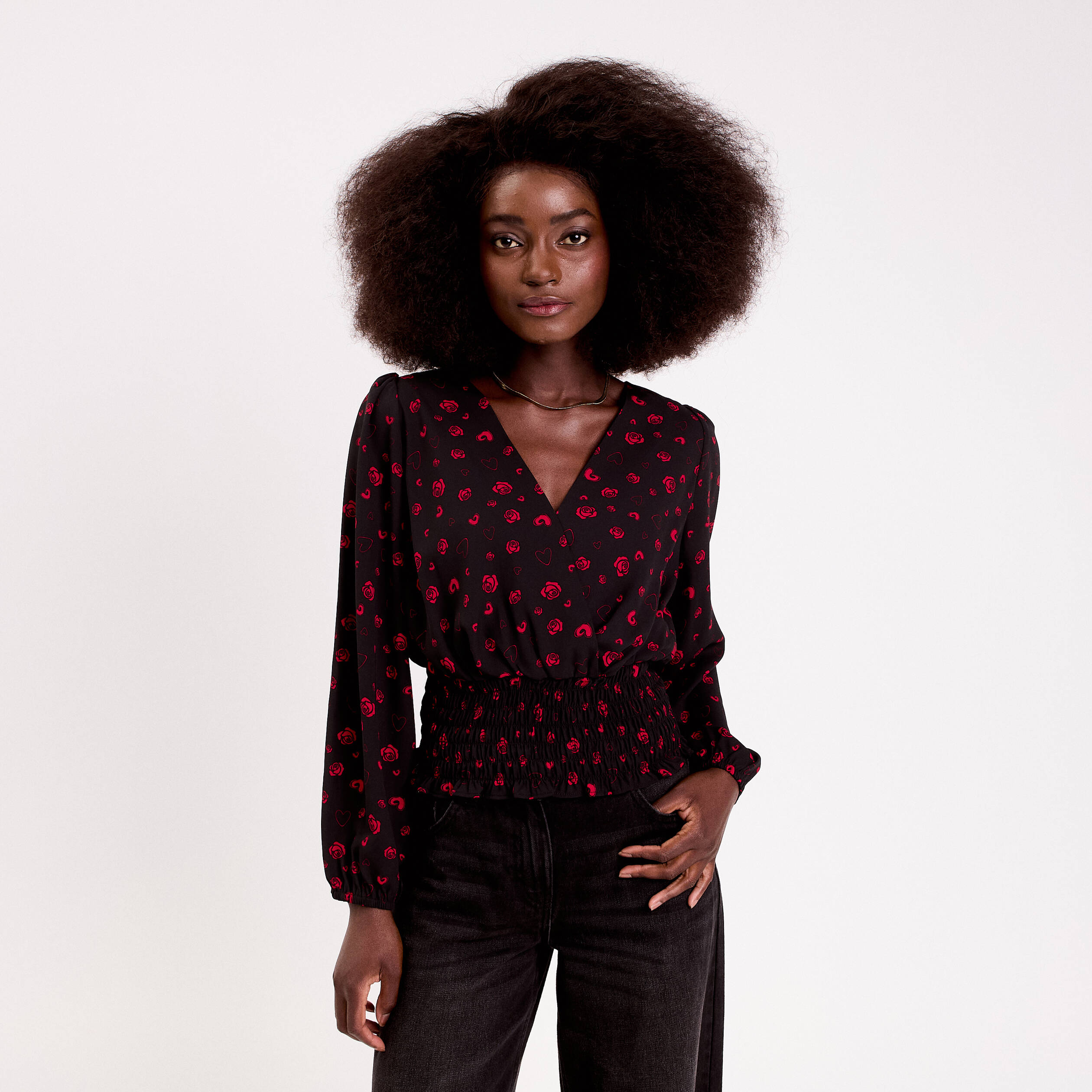 Blouse courte taille smock&eacute;e noir femme
