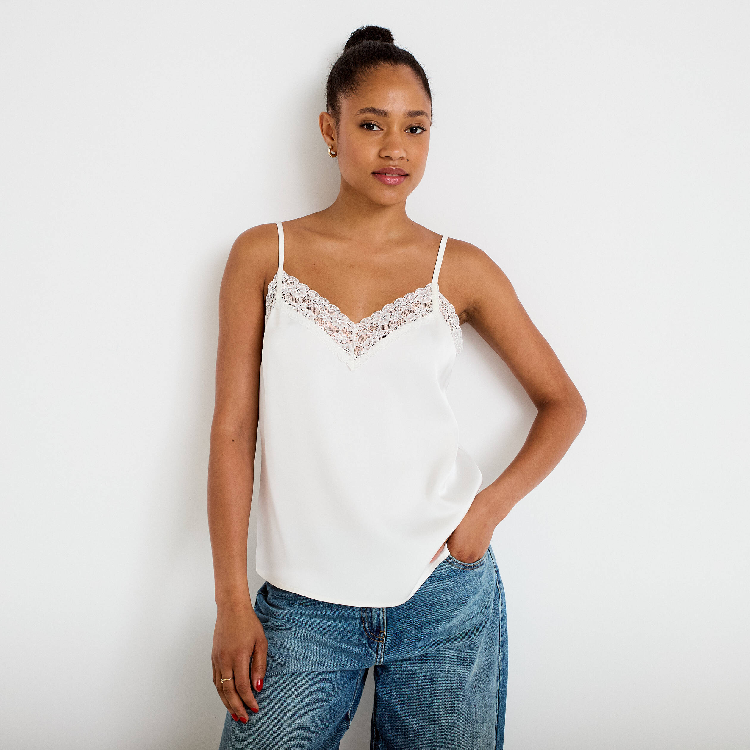 D&eacute;bardeur ajust&eacute; d&eacute;collet&eacute; dentelle ecru femme