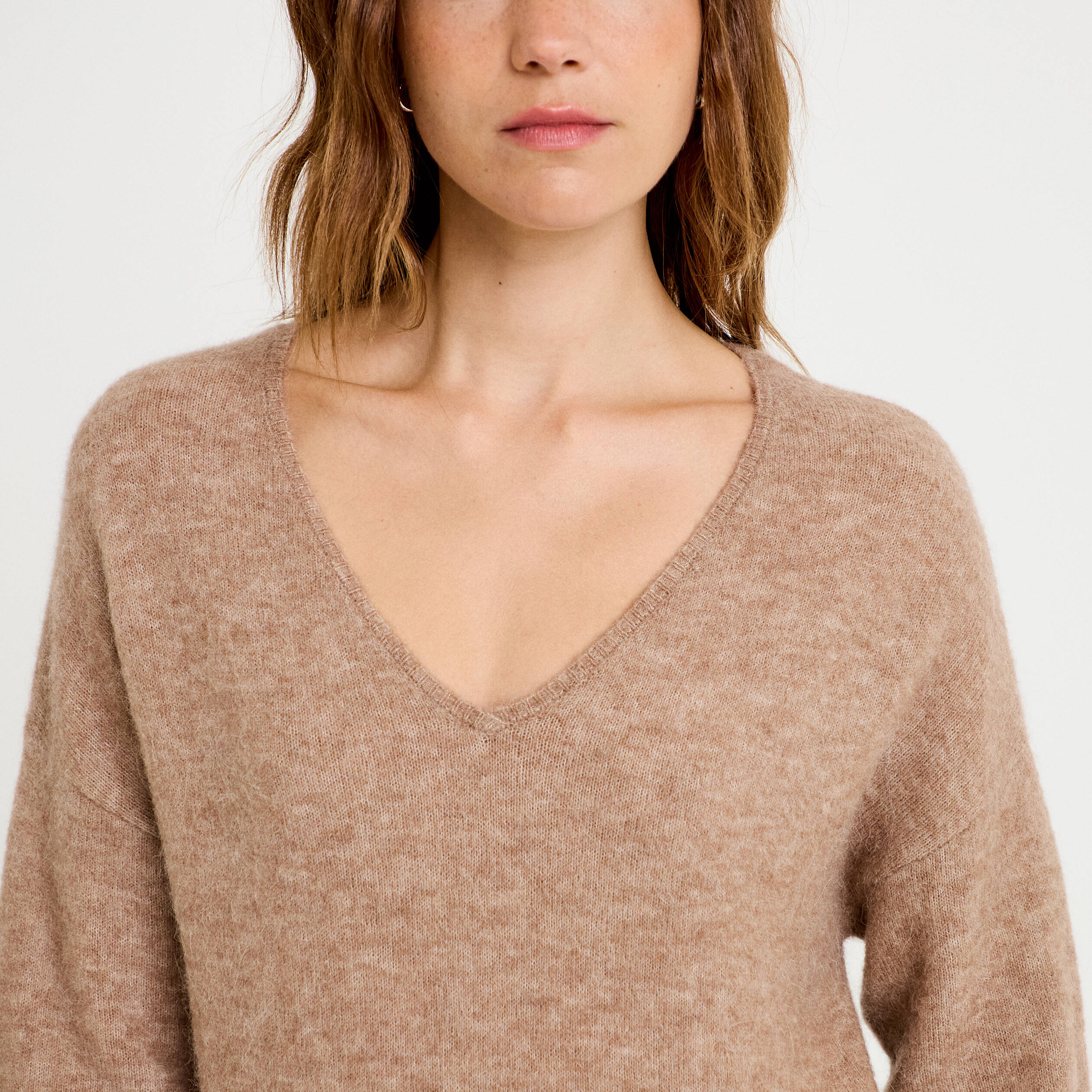 Pull avec col en V taupe femme