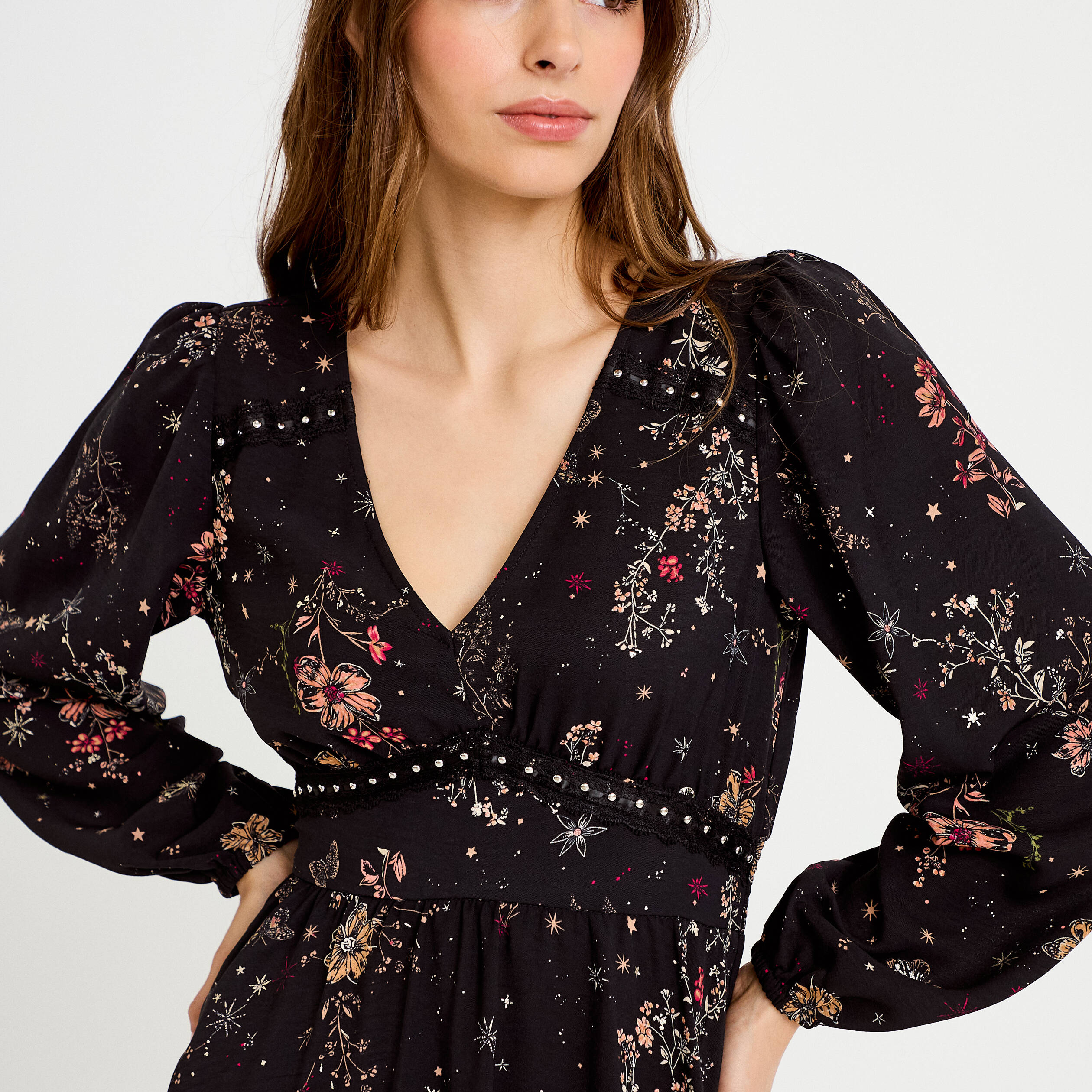 Robe courte &eacute;vas&eacute;e col v manches longues noir femme