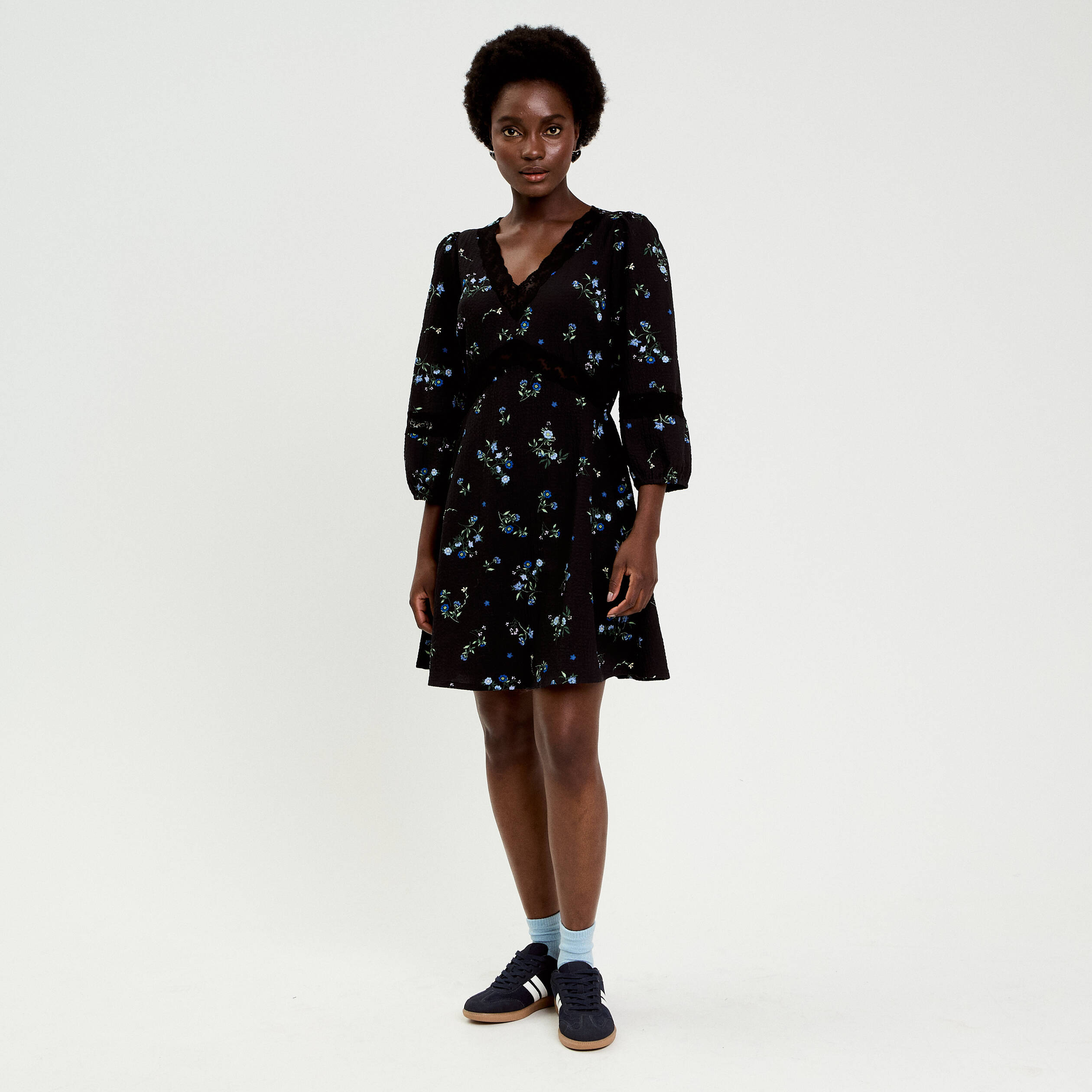 Robe &eacute;vas&eacute;e col v manches longues noir femme