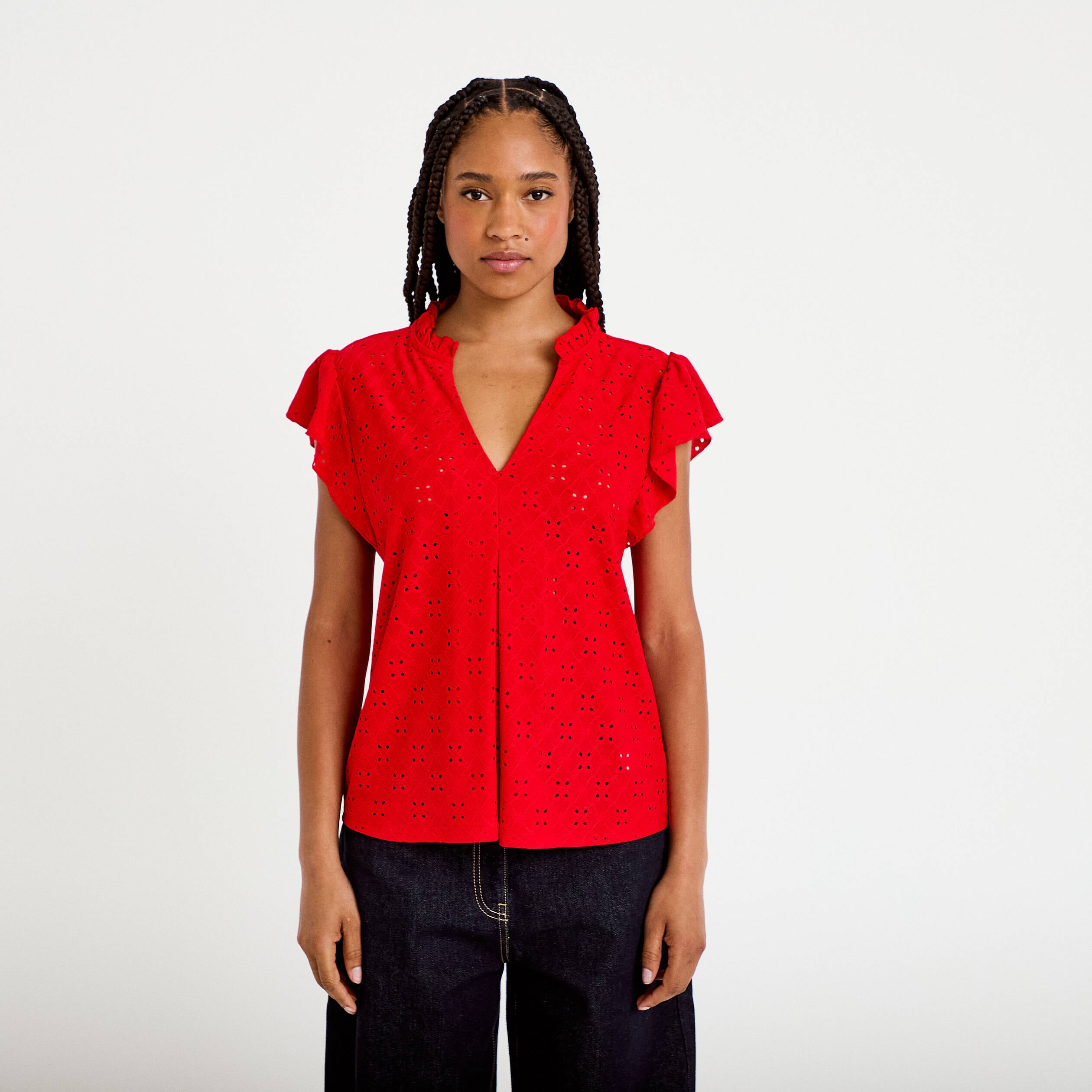 Blouse ajour&eacute;e col v manches courtes rouge femme