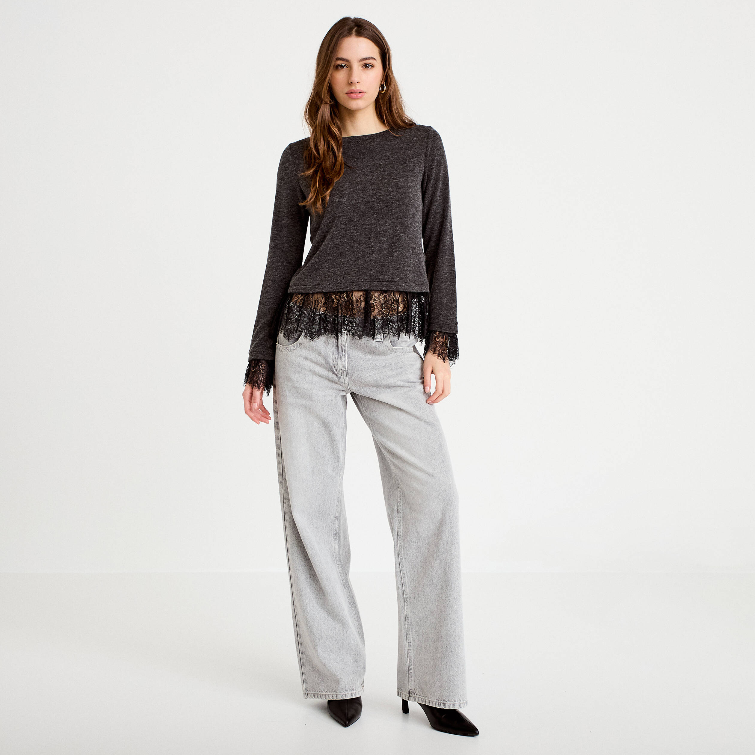Pull d&eacute;tails de dentelle gris fonc&eacute; femme