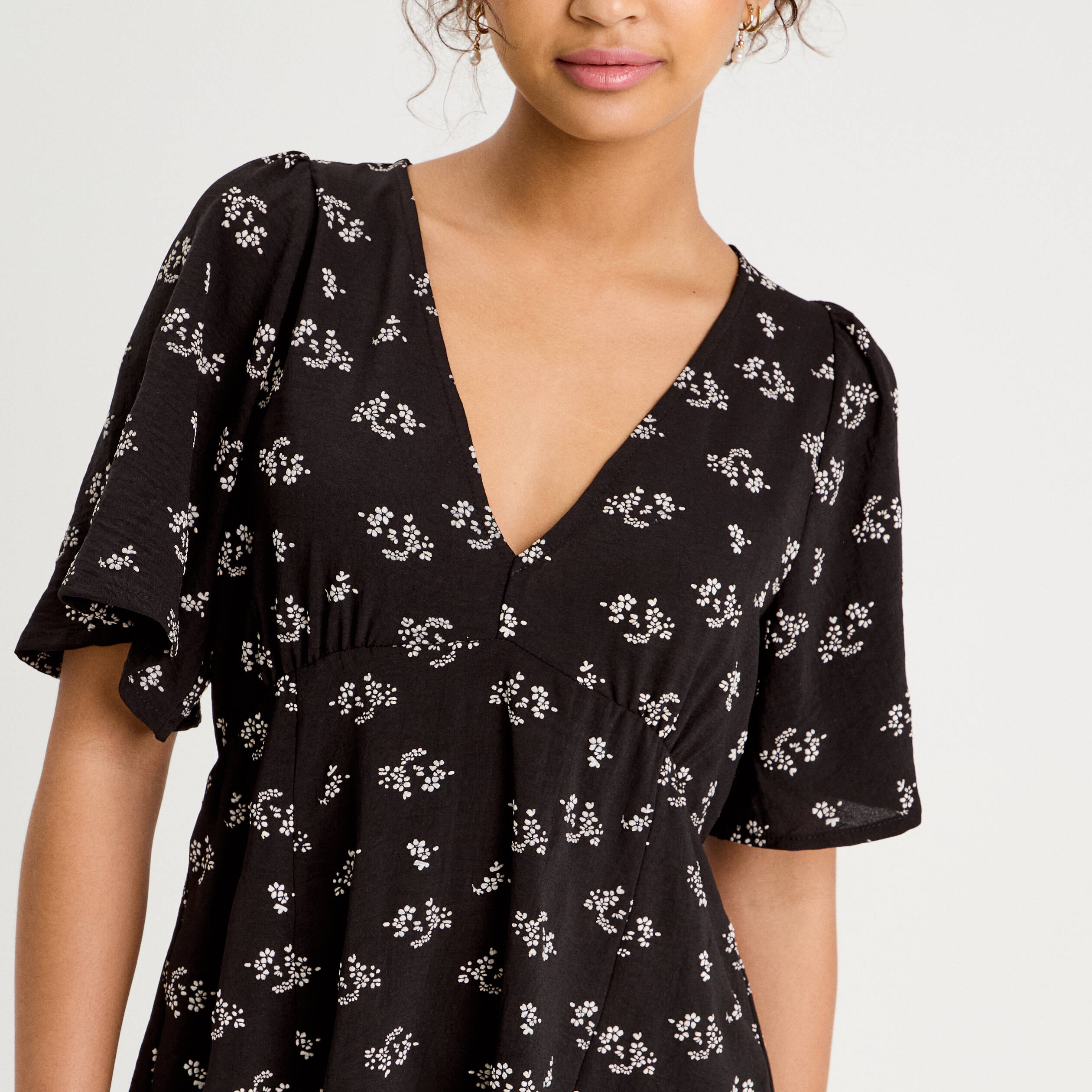 Robe &eacute;vas&eacute;e manches courtes noir femme