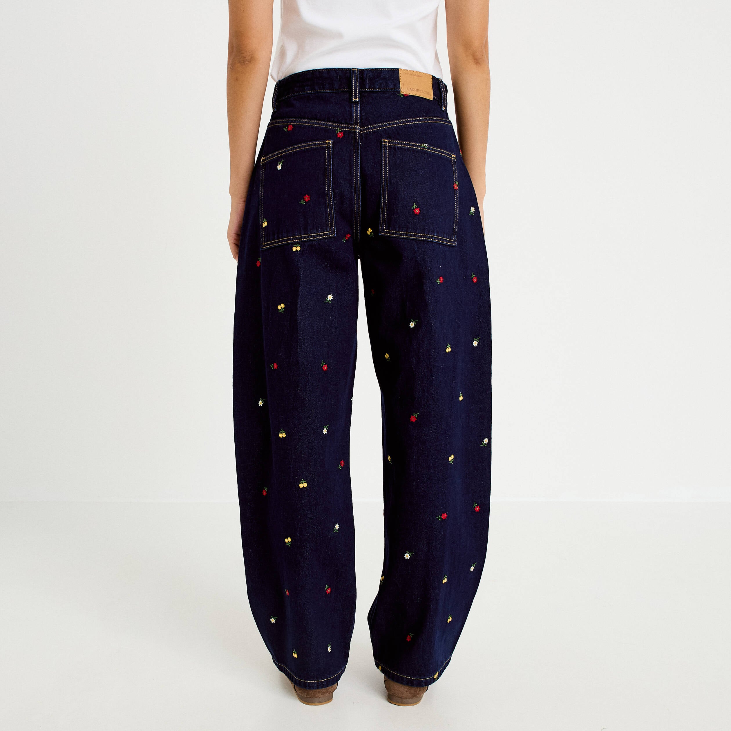 Jean avec broderie bleu marine femme