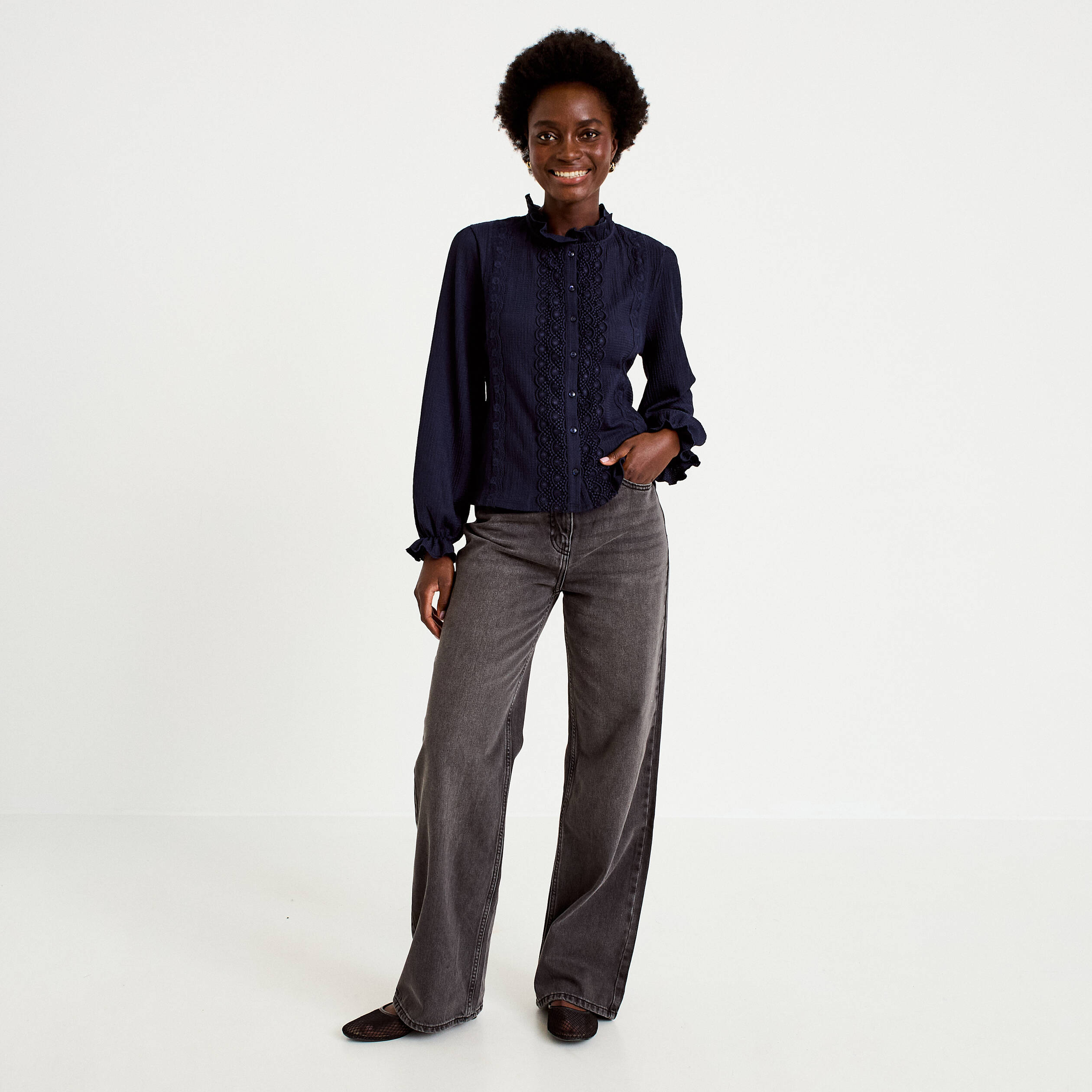 Blouse droite col montant dentelle bleu marine femme