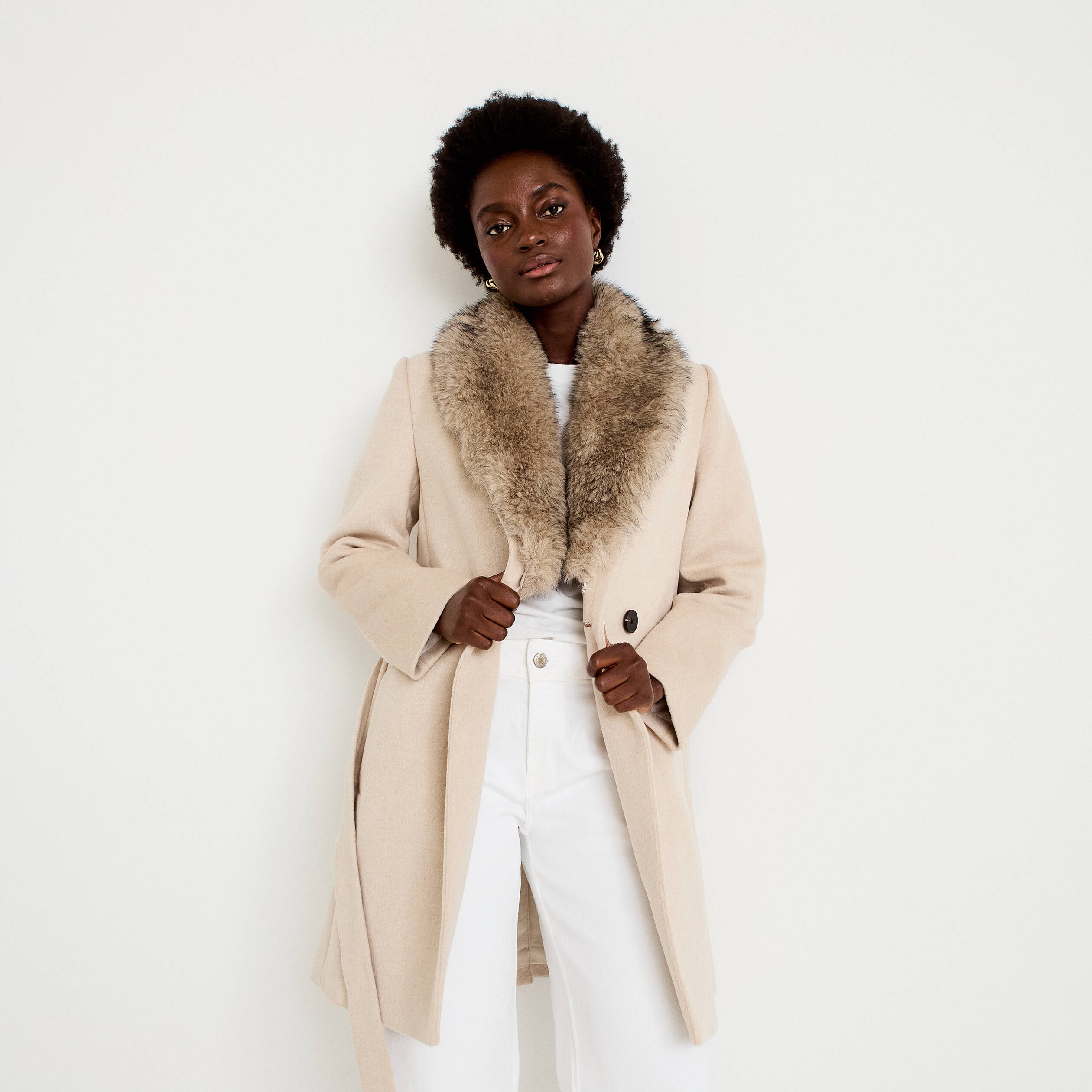 Manteau cintr&eacute; col ch&acirc;le manches longues beige femme