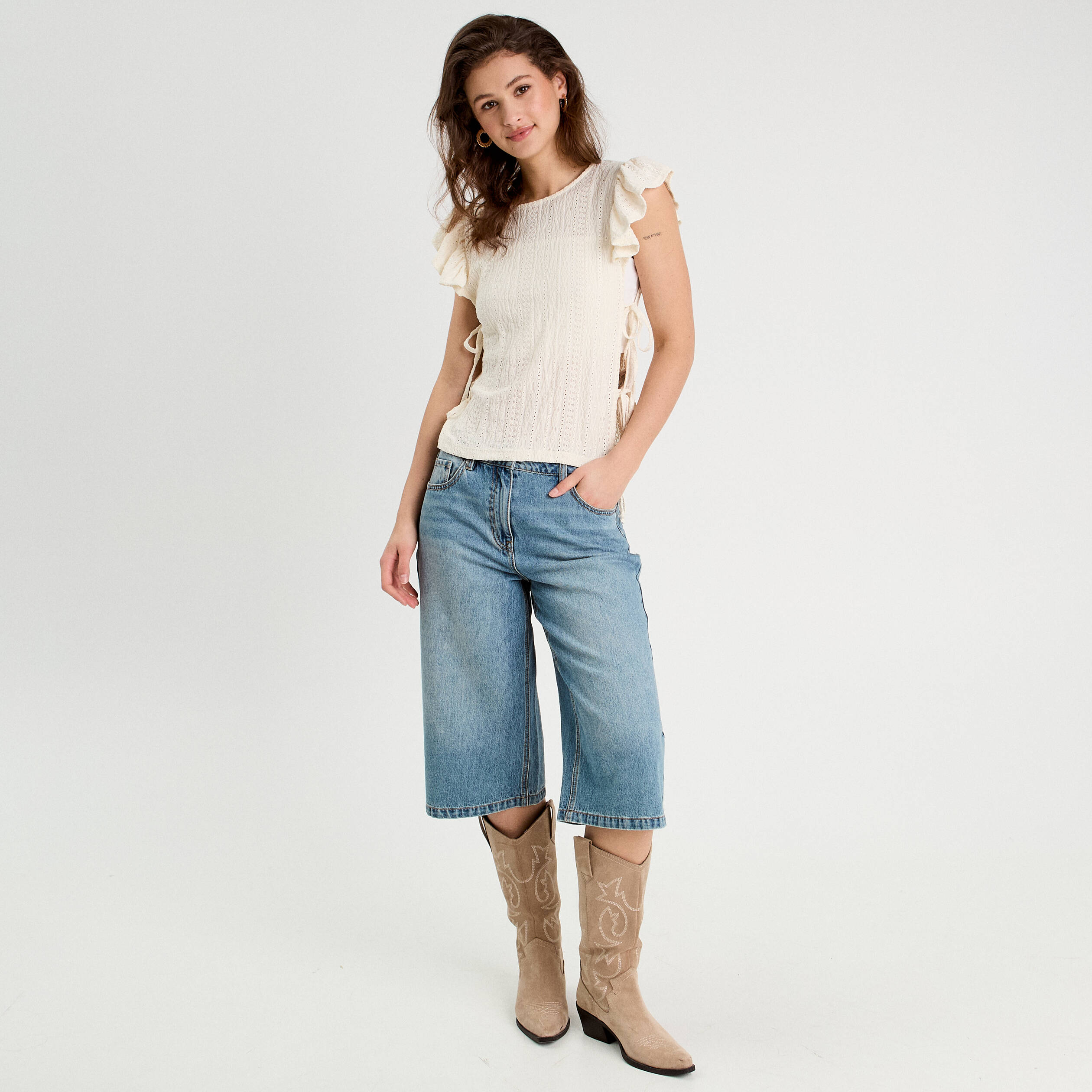 T-shirt brod&eacute; avec volants ecru femme