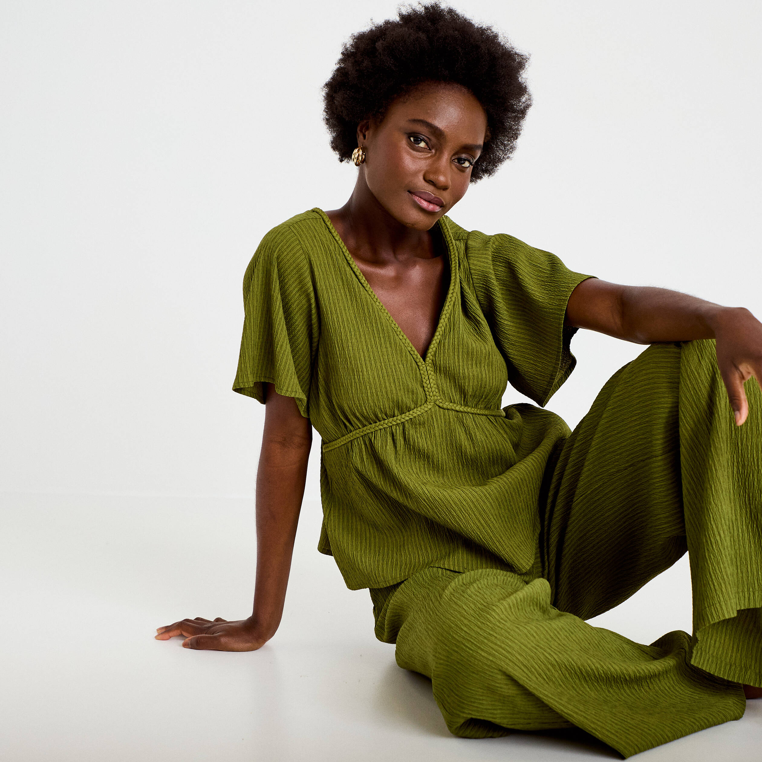 Blouse pliss&eacute;e col v manches courtes vert kaki femme