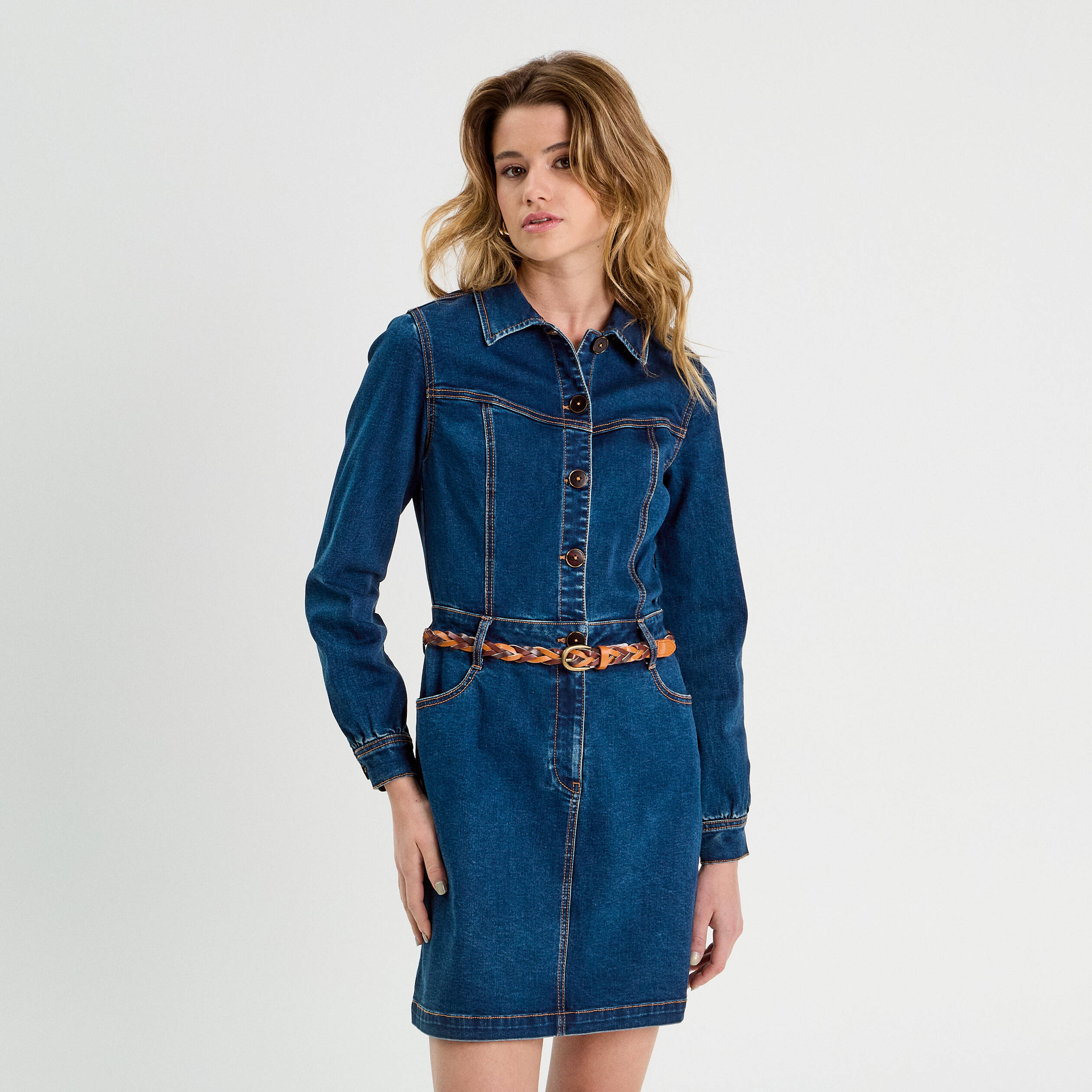 Robe droite en jean ceintur&eacute;e denim brut femme