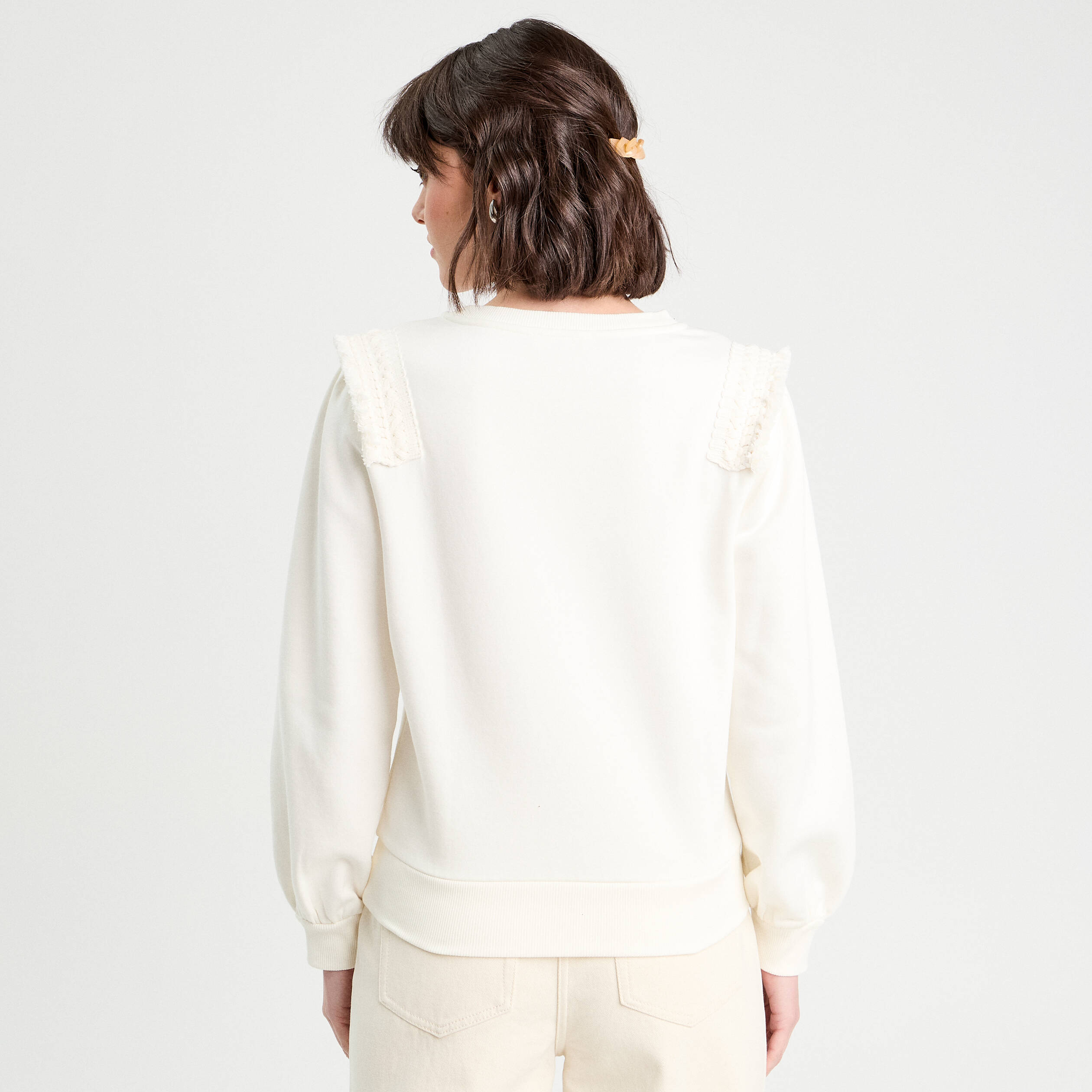 Sweat d&eacute;tails franges ecru femme