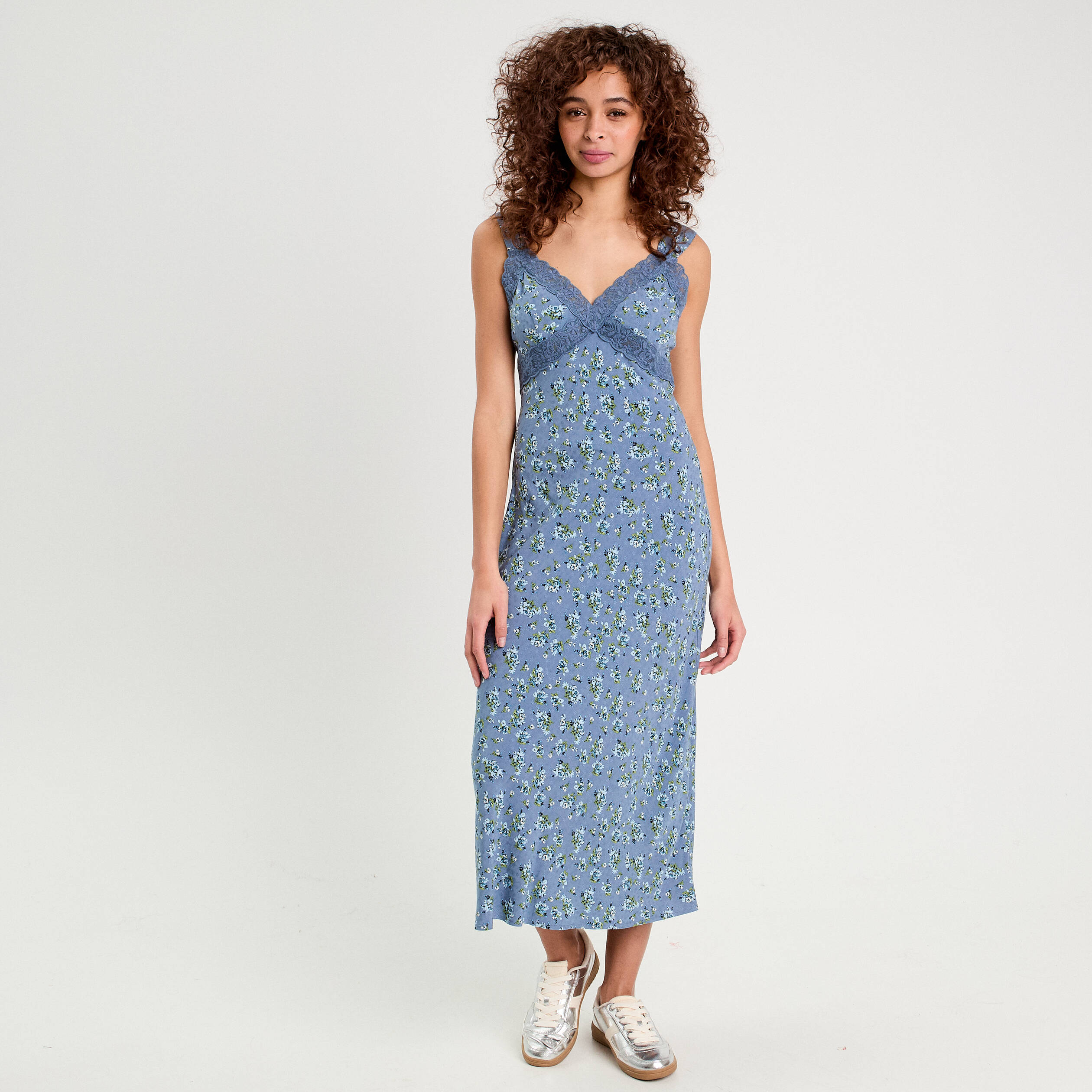 robe longue evasee dentelle bleu fonce femme Robe longue évasée dentelle bleu foncé femme