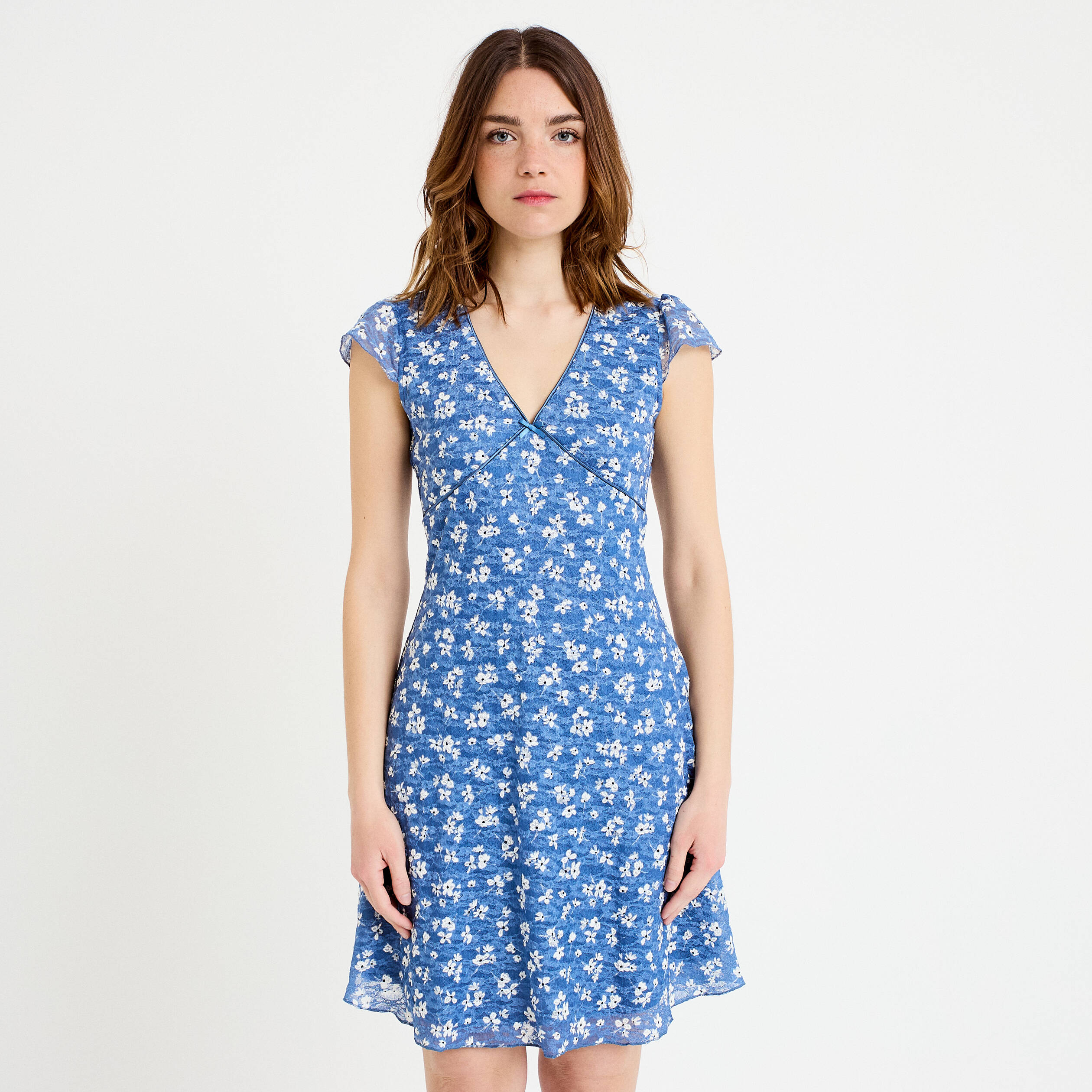 Robe ajust&eacute;e courte d&eacute;collet&eacute; dentelle bleu femme