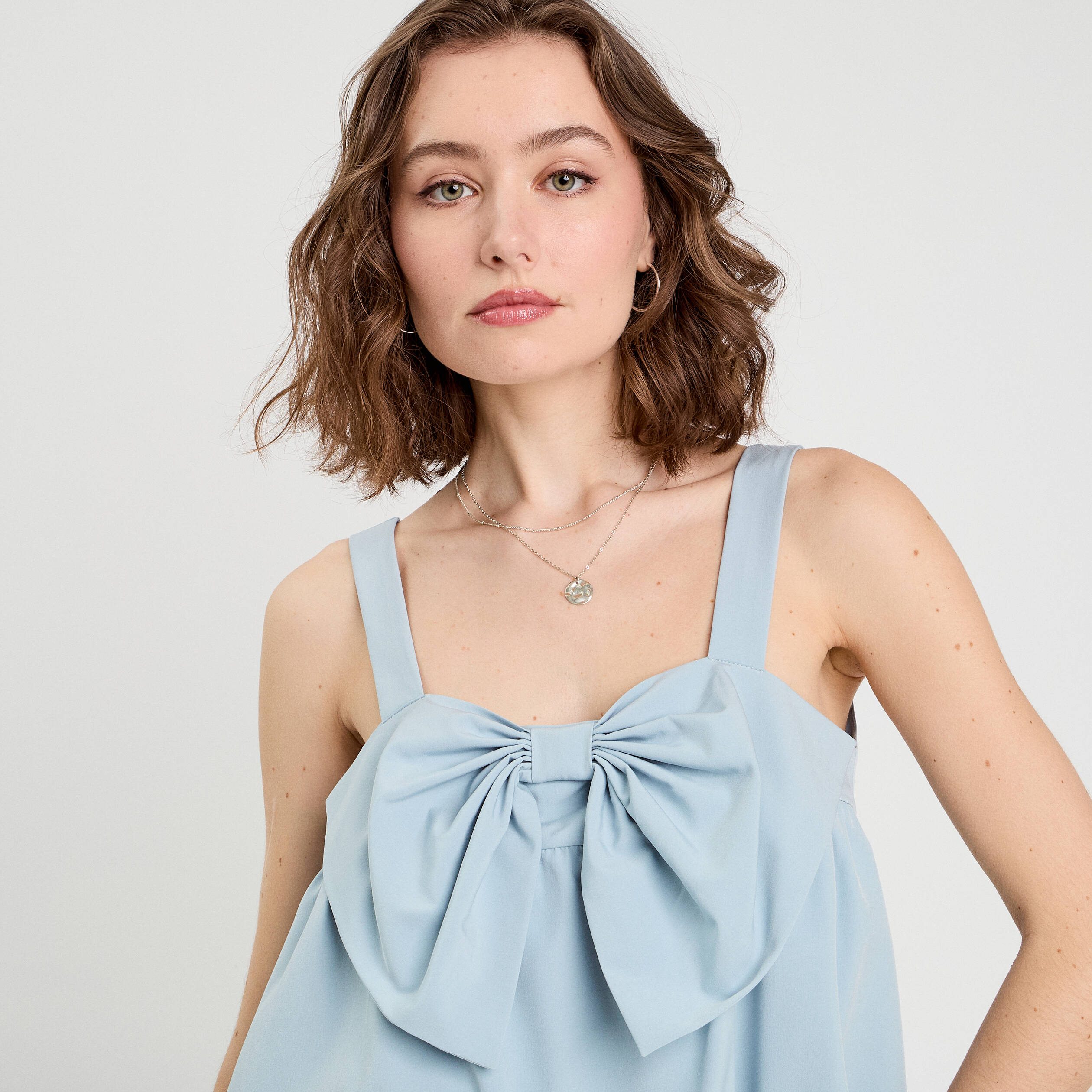debardeur effet boule et noeud bleu clair femme Débardeur effet boule et noeud bleu clair femme