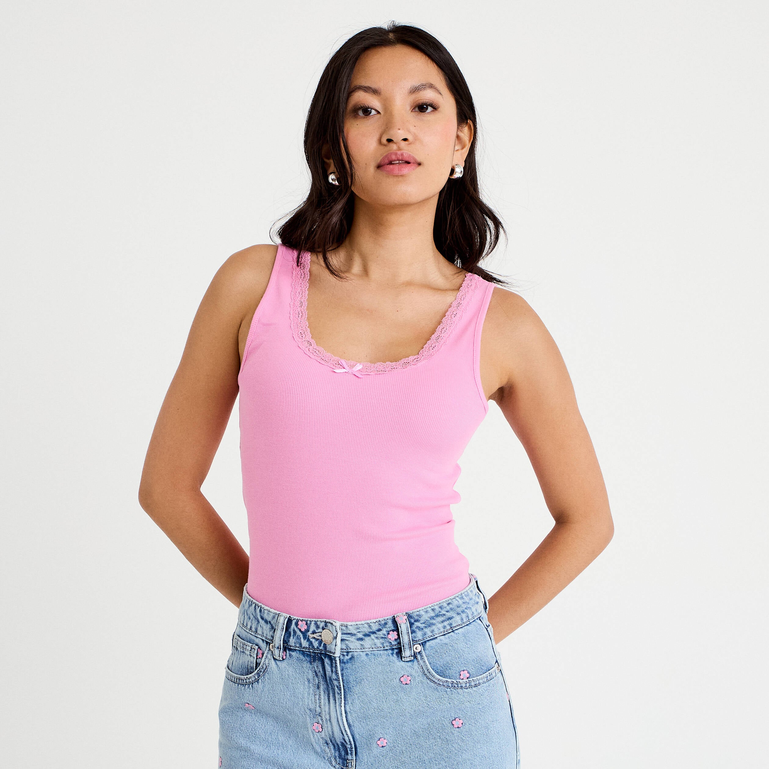 D&eacute;bardeur cintr&eacute; c&ocirc;tel&eacute; dentelle rose femme