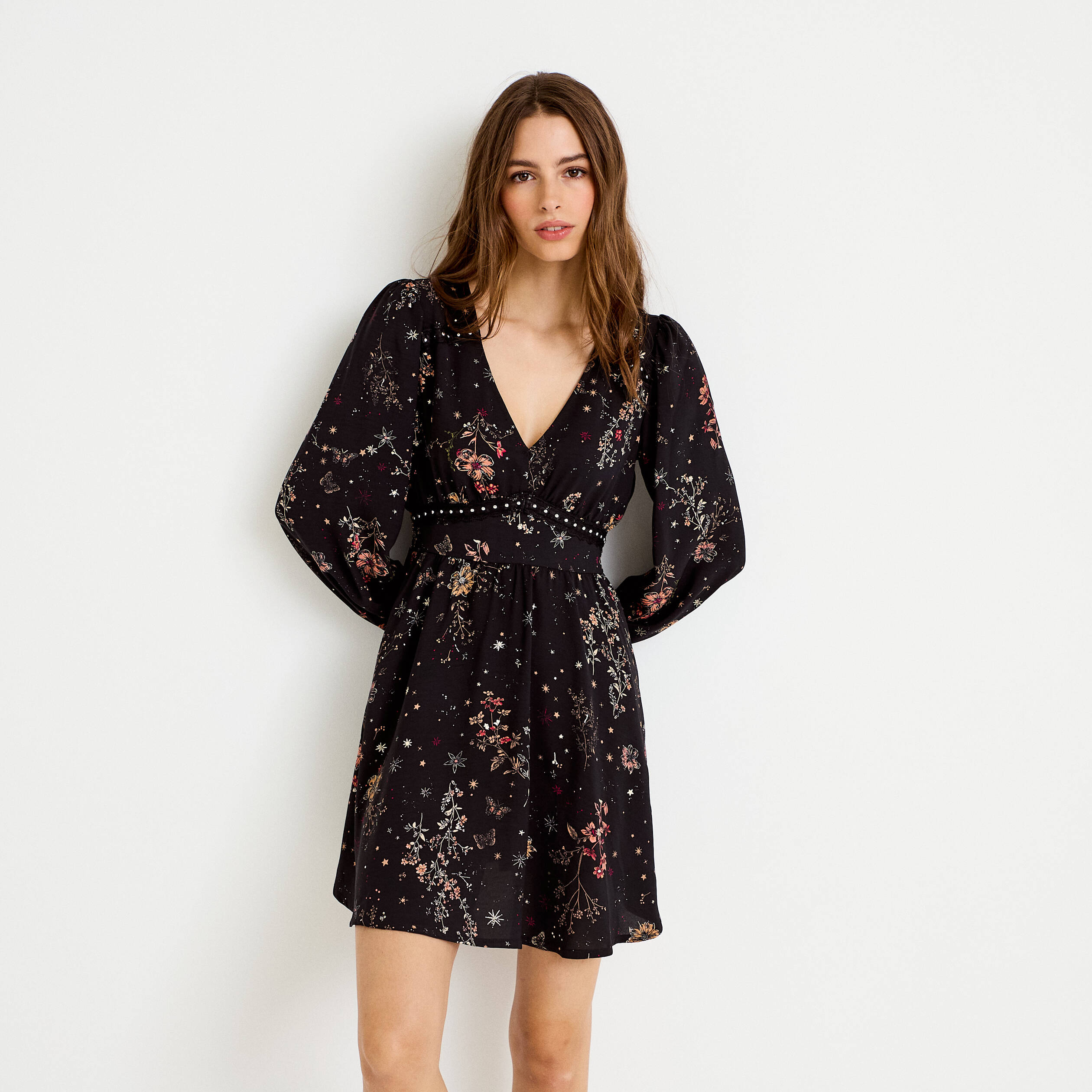 Robe courte &eacute;vas&eacute;e col v manches longues noir femme