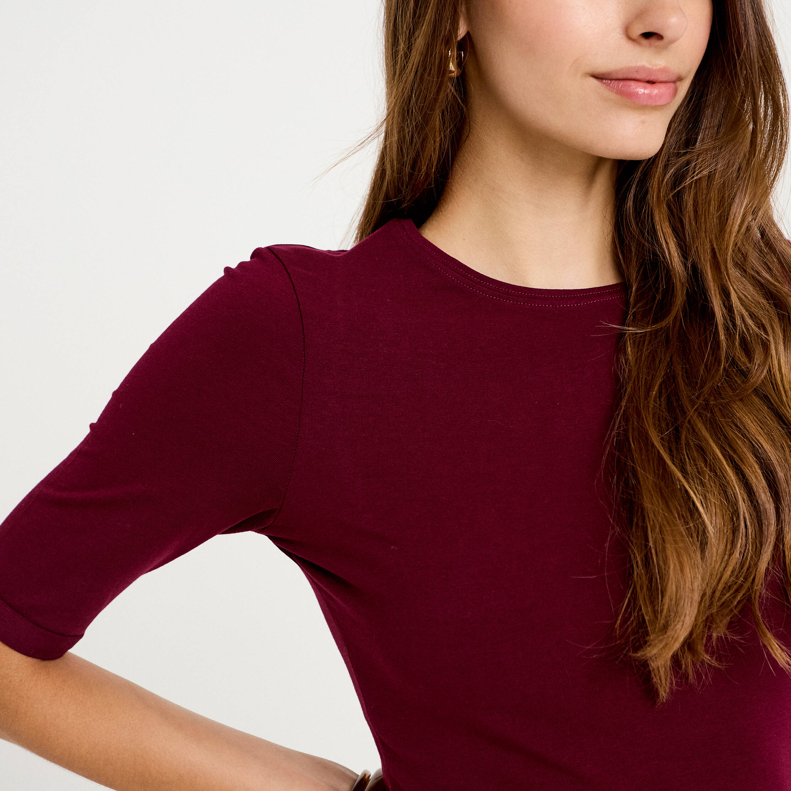 T-shirt ajust&eacute; col rond manches courtes bordeaux femme