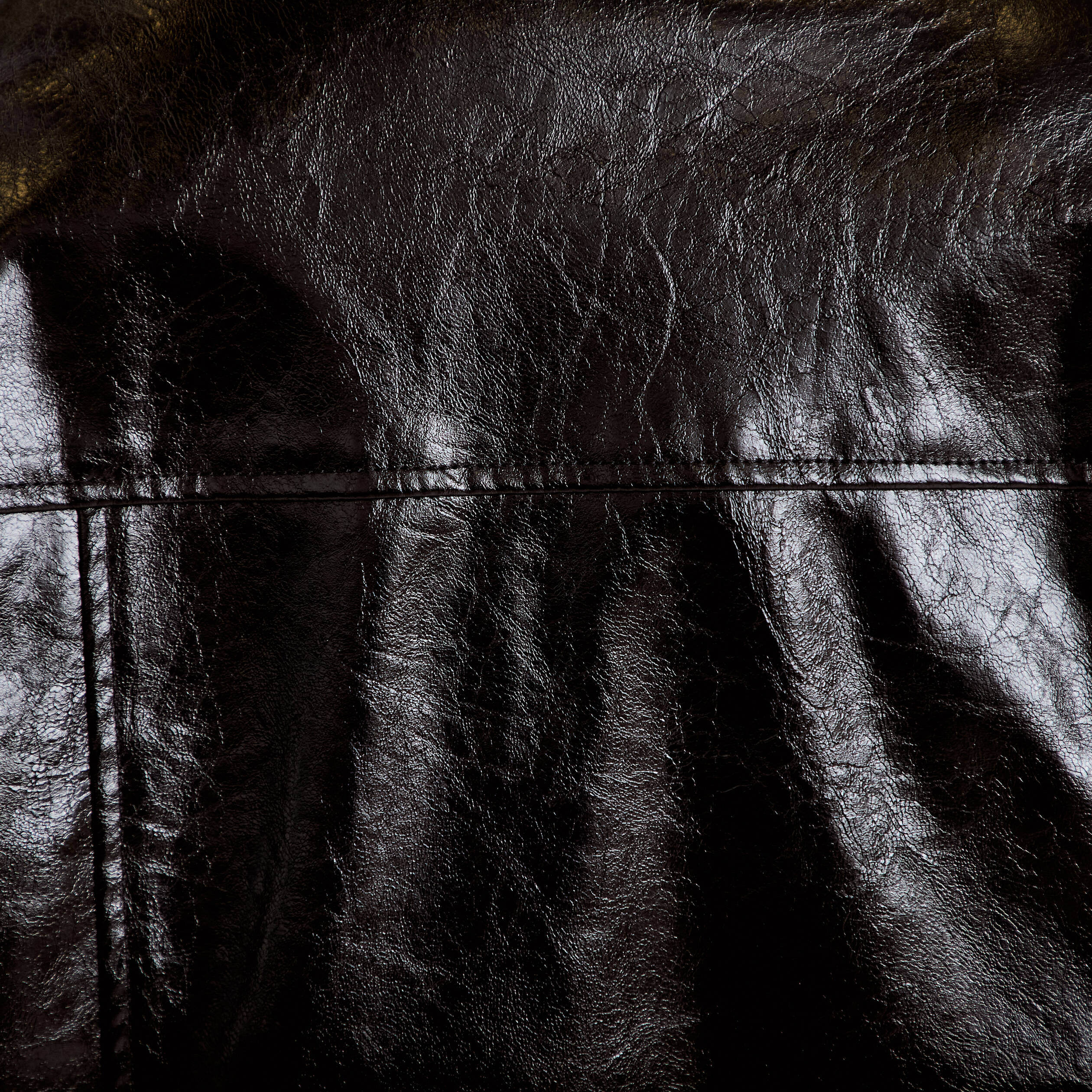 Veste droite cropped en similicuir noir femme