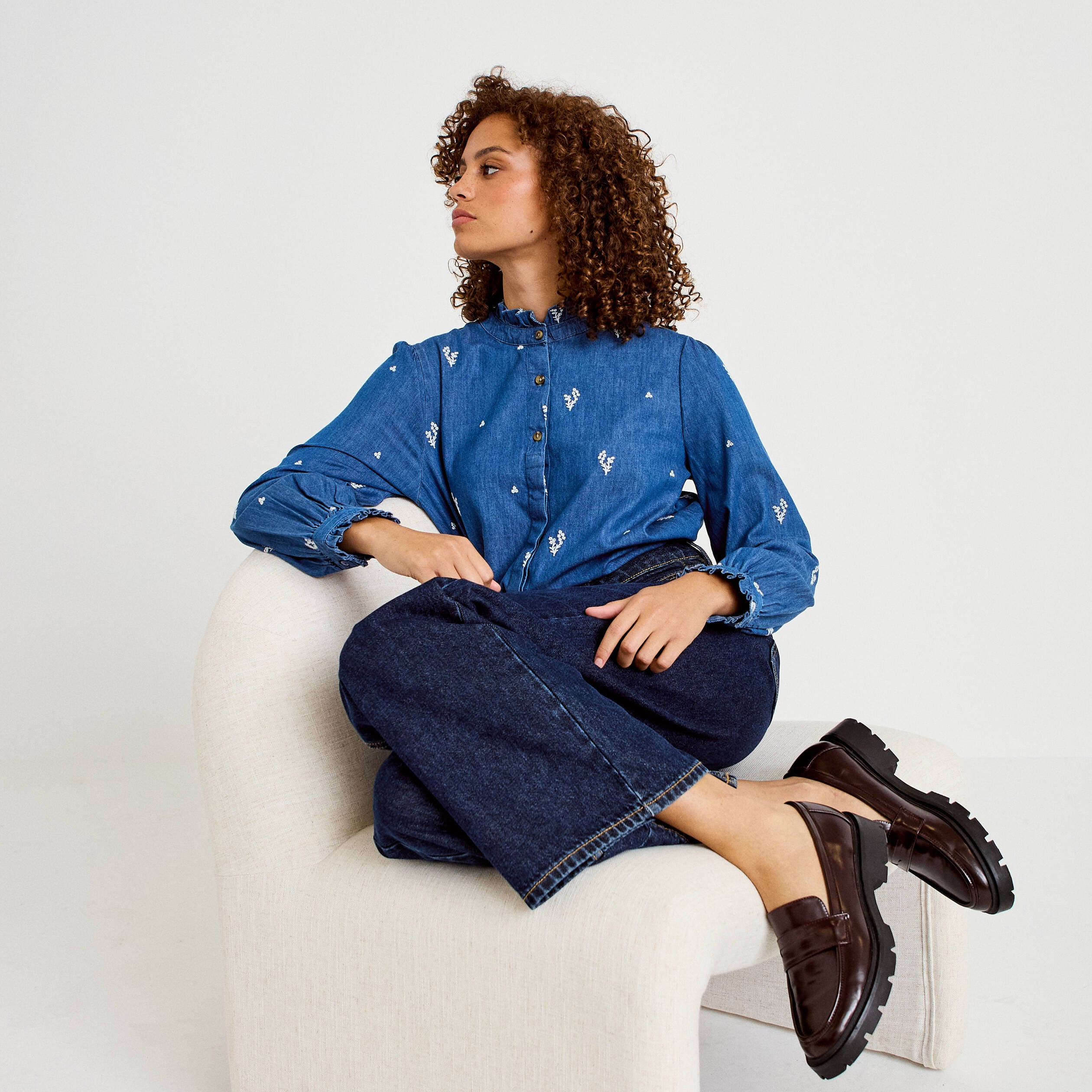 Chemise droite en jean col montant blanc femme