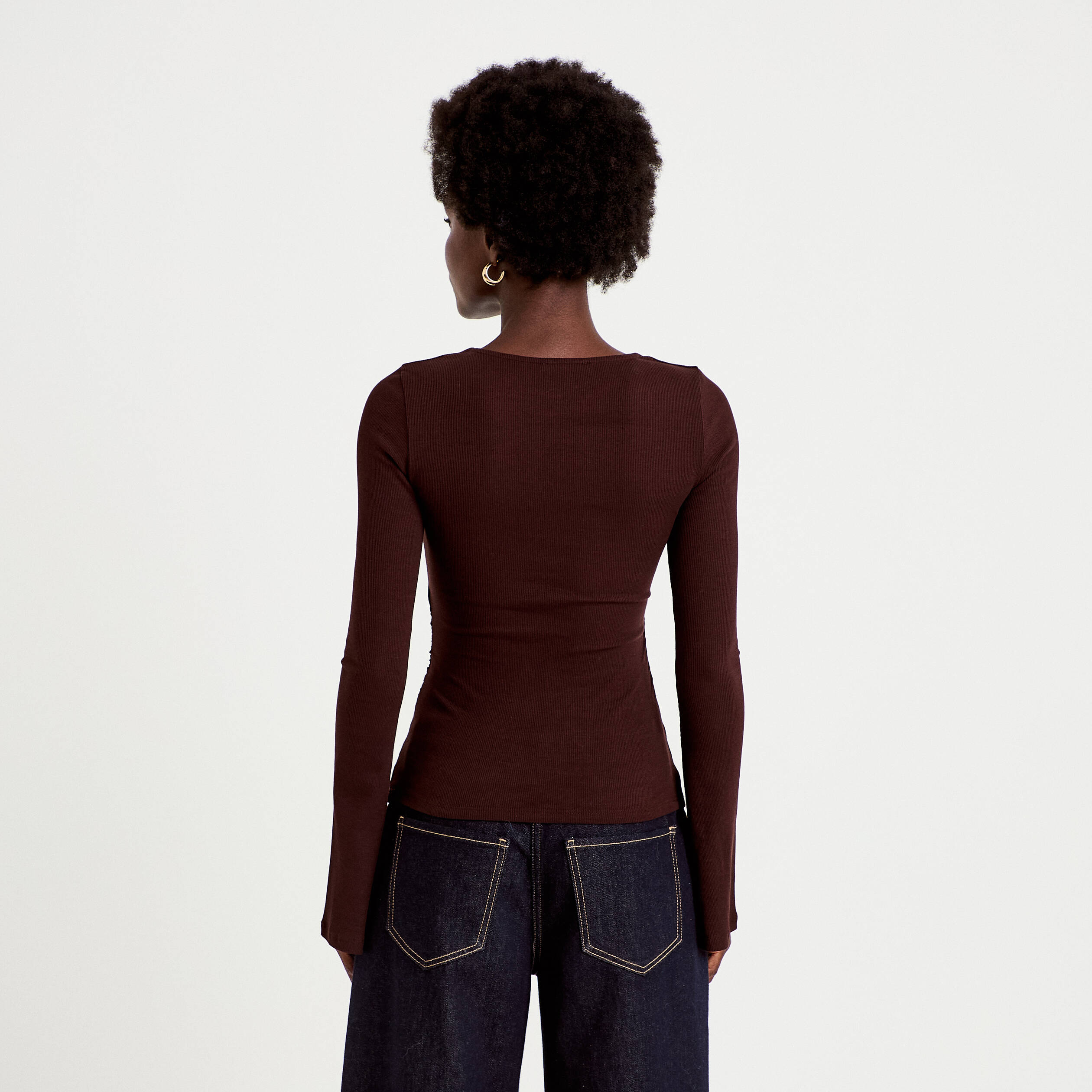 T-shirt ajust&eacute; col rond manches longues marron fonc&eacute; femme