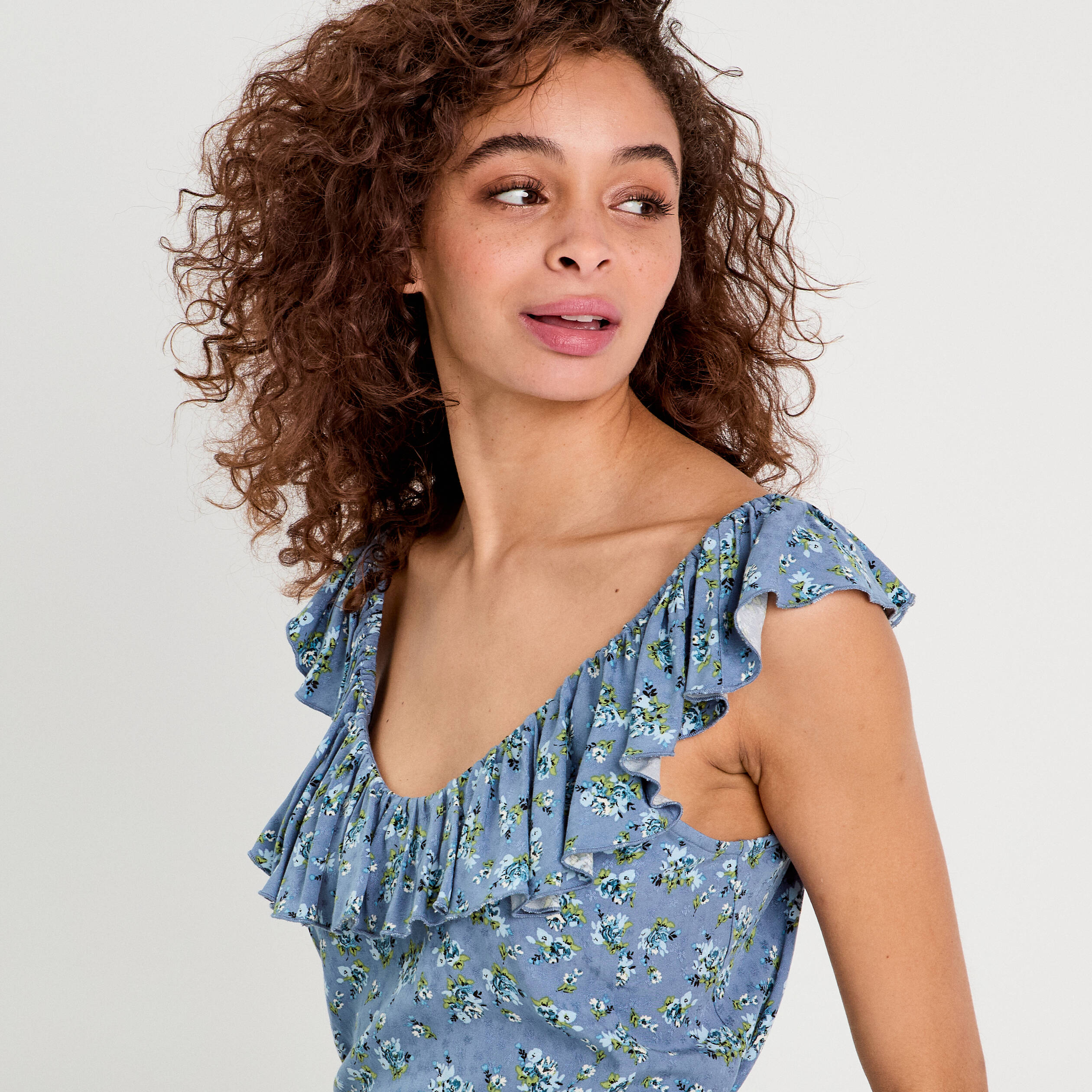 Blouse col volants bleu fonc&eacute; femme