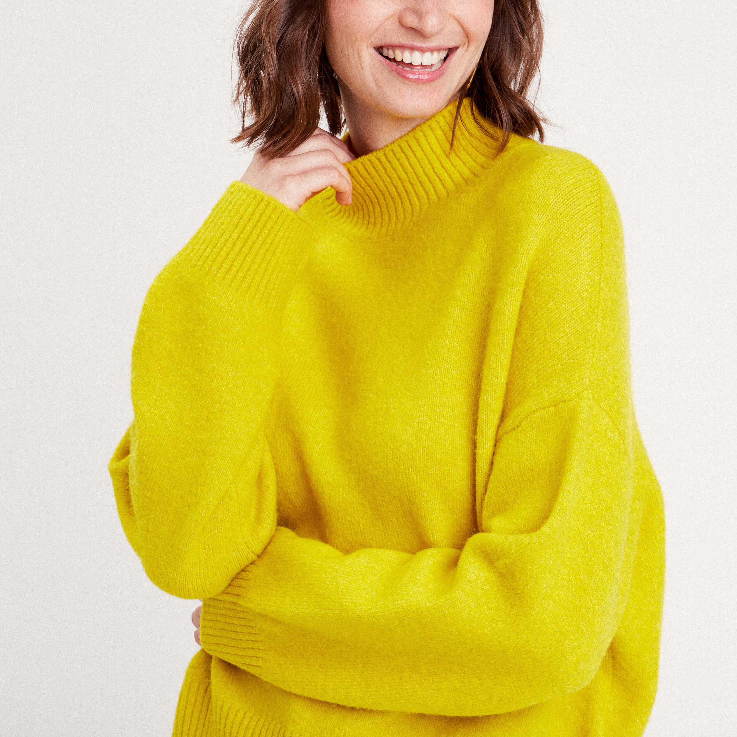 Pull oversize col montant jaune or femme