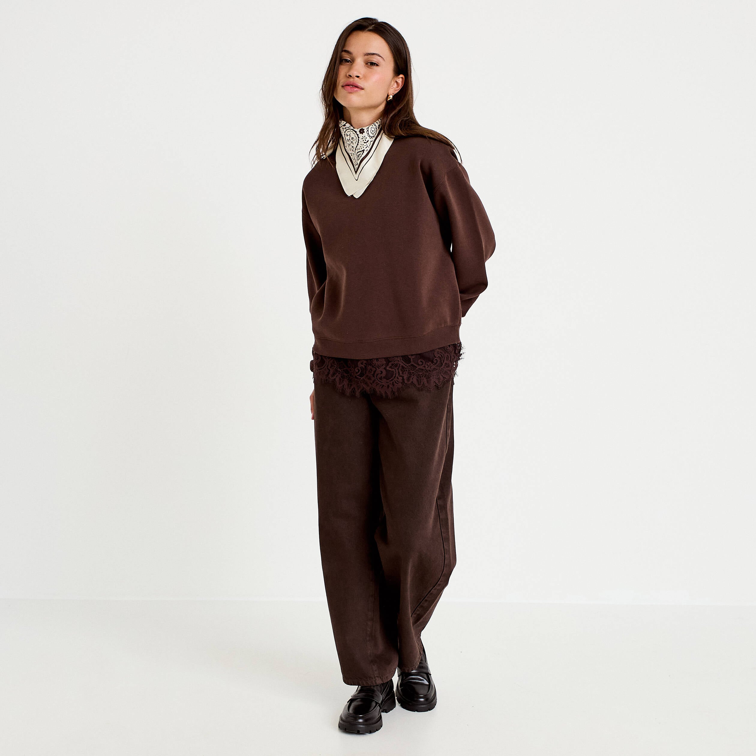 Sweat droit col rond d&eacute;tail dentelle marron fonc&eacute; femme