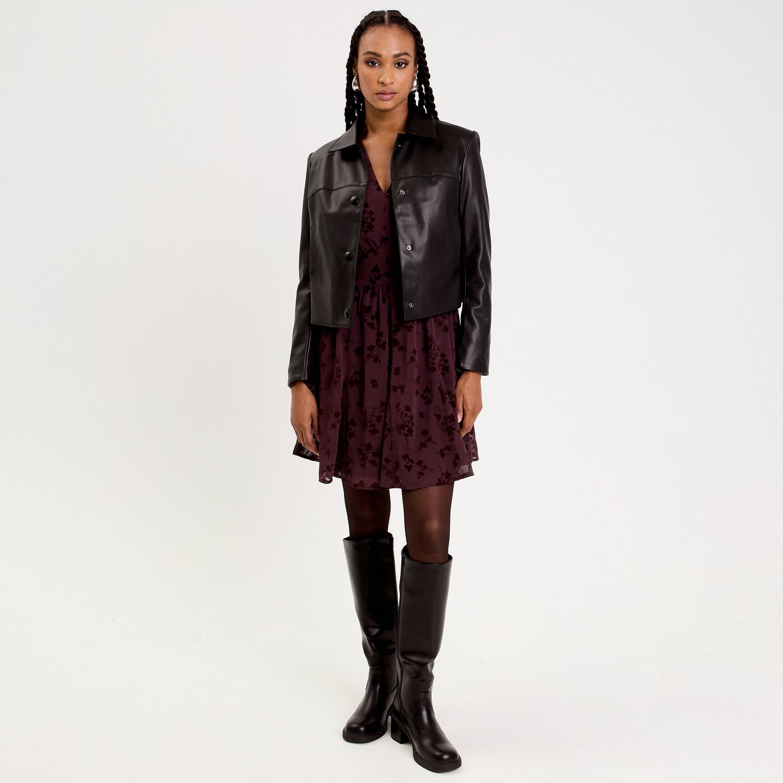 Robe courte &eacute;vas&eacute;e col v manches longues marron cognac femme