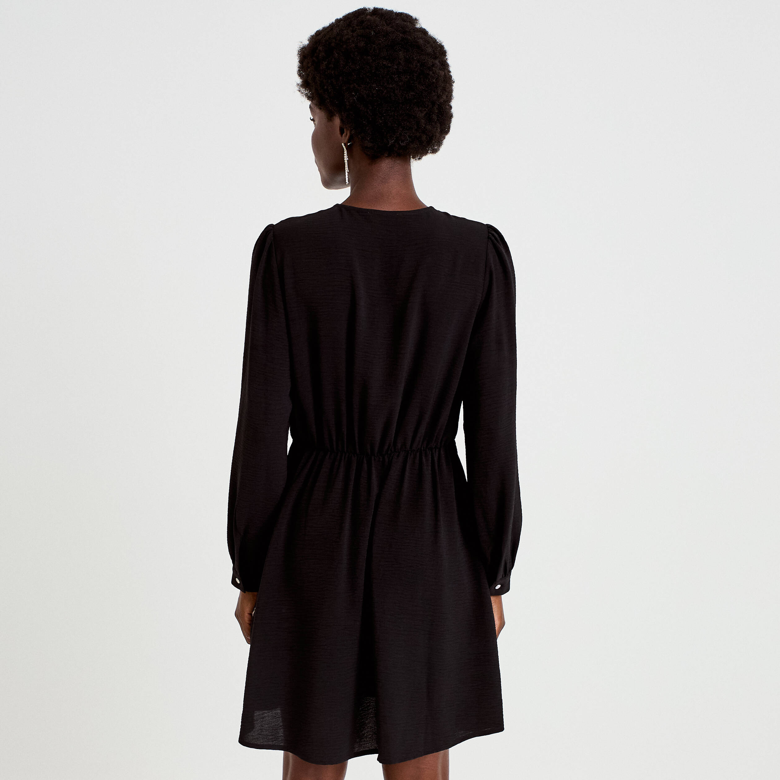 Robe courte &eacute;vas&eacute;e col v manches longues noir femme
