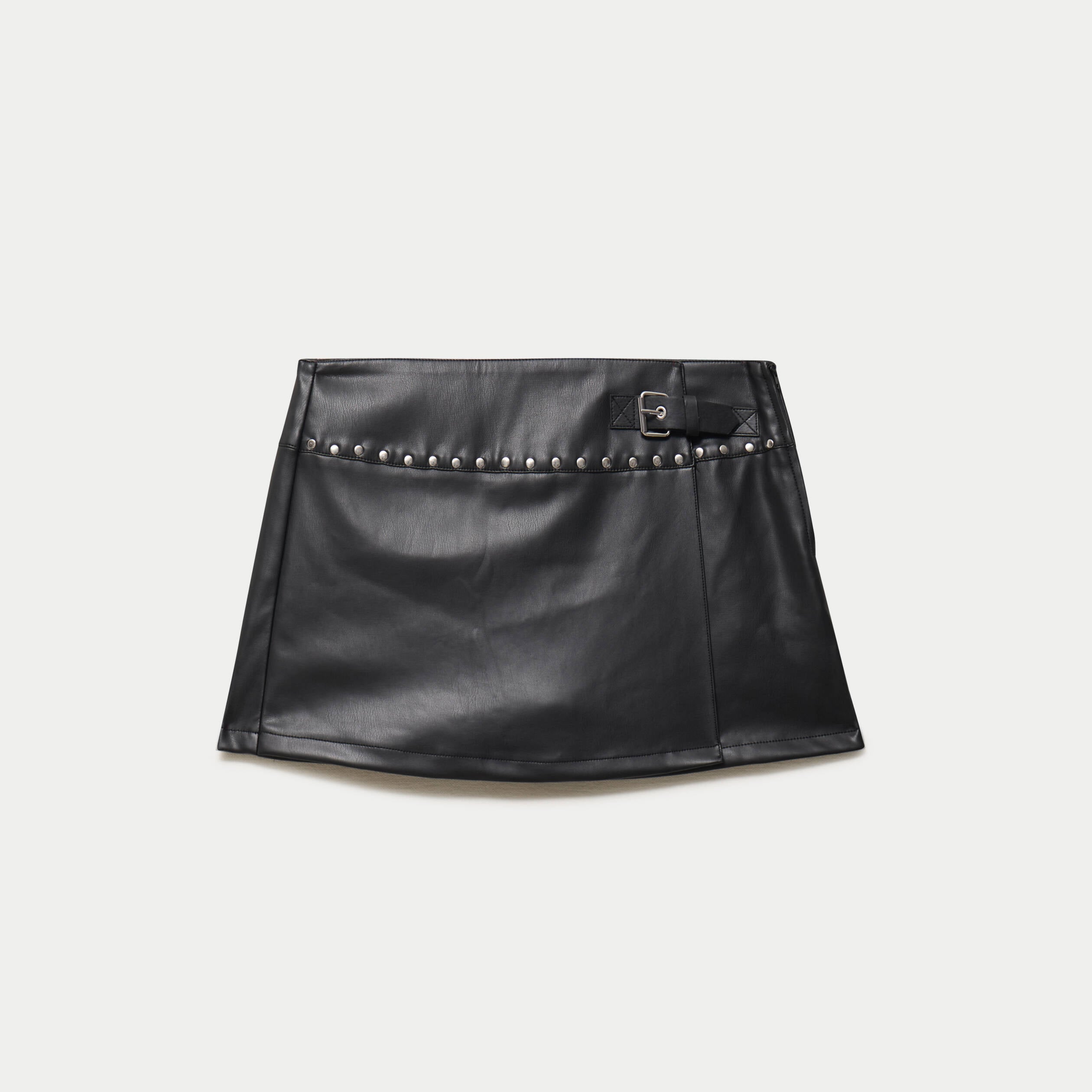 Jupe-short mini enduite d&eacute;tails clout&eacute;s noir femme
