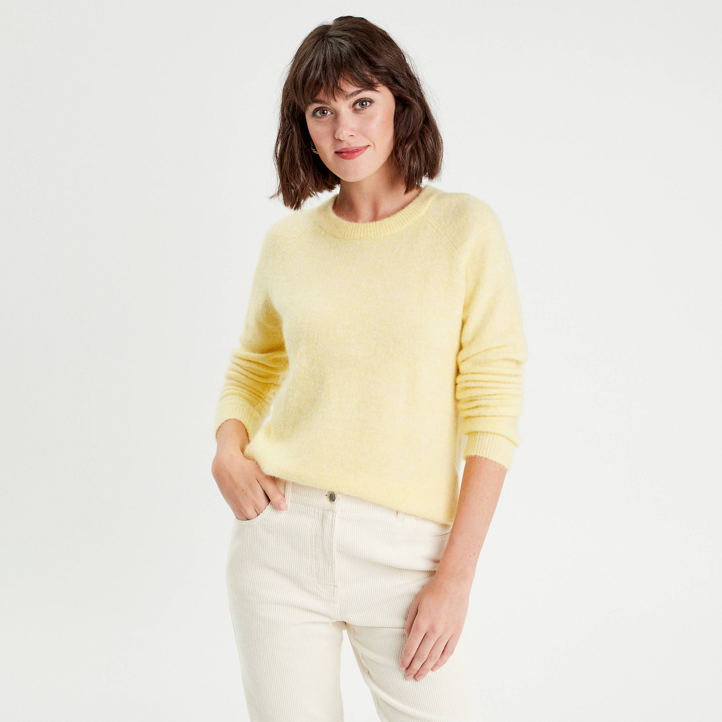 Une Carte De Visite Jaune Avec Une Carte Du Monde Dessus. | Vecteur Premium