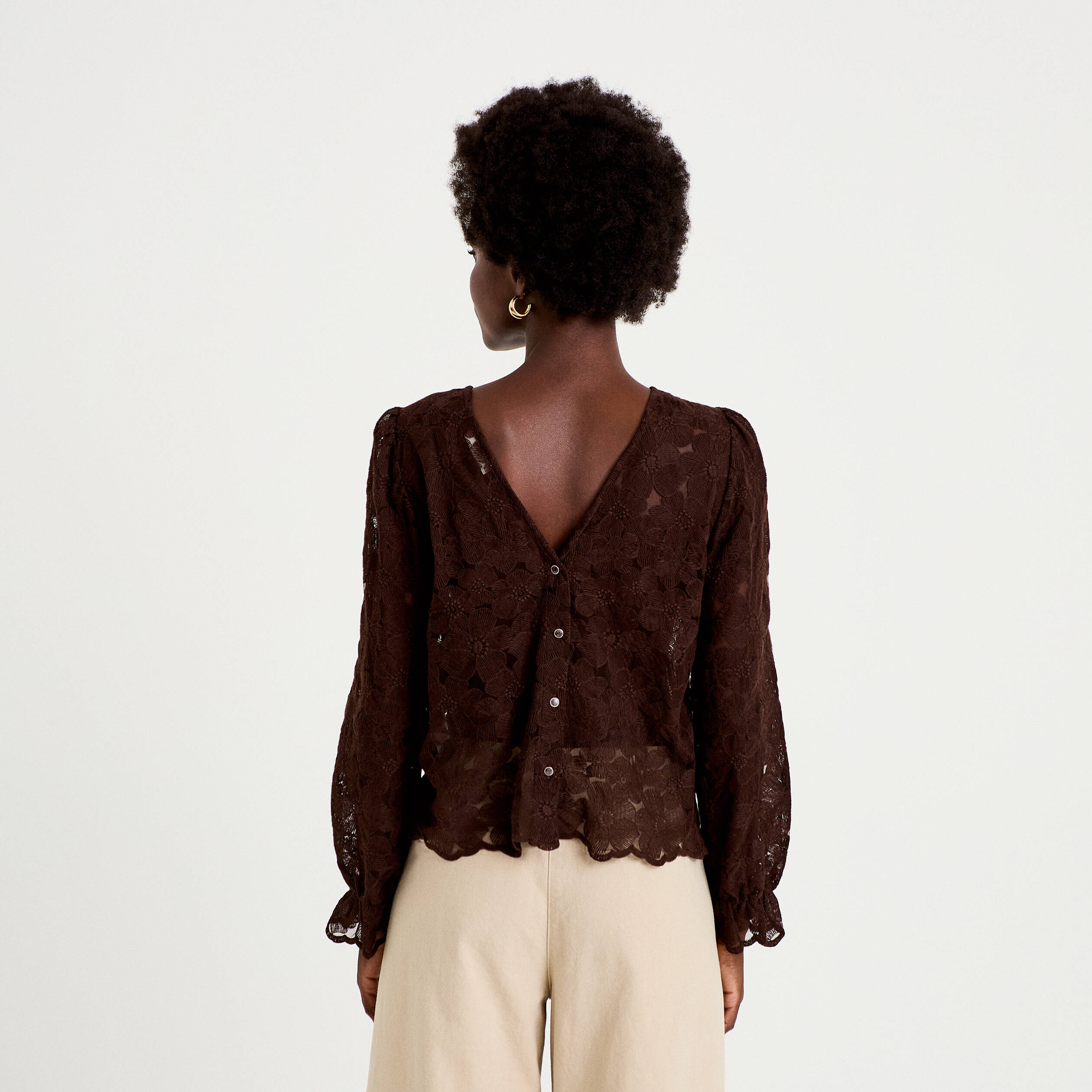 Blouse en dentelle d&eacute;collet&eacute; dos marron fonc&eacute; femme