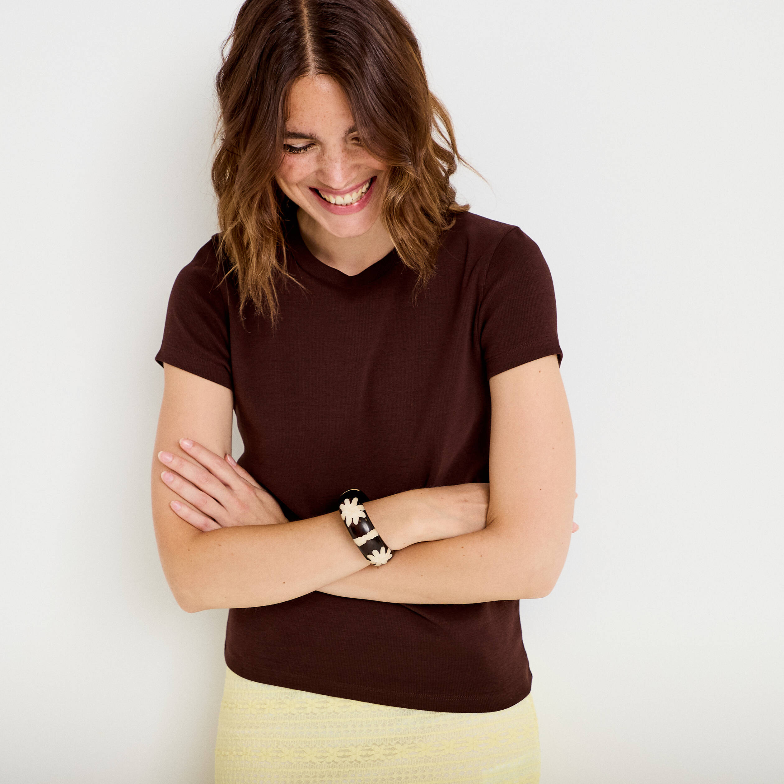 T-shirt c&ocirc;tel&eacute; ajust&eacute; manches courtes marron fonc&eacute; femme